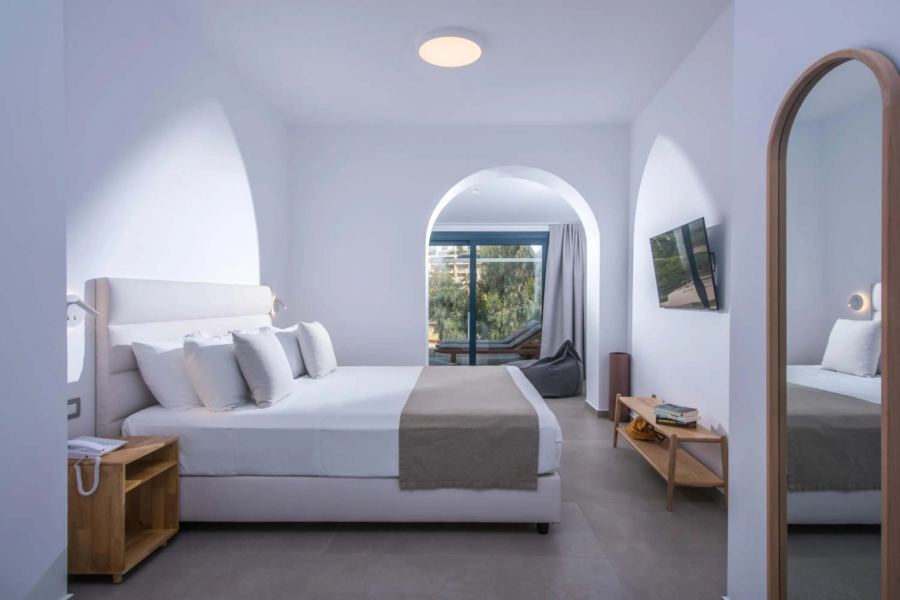 Bedroom, Bed in Peninsula Resort & Spa