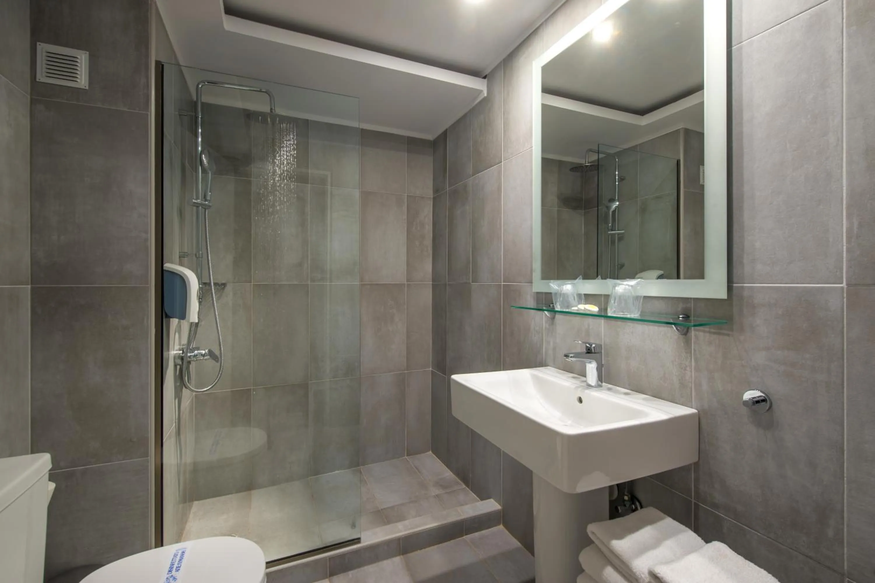 Bathroom in Peninsula Resort & Spa