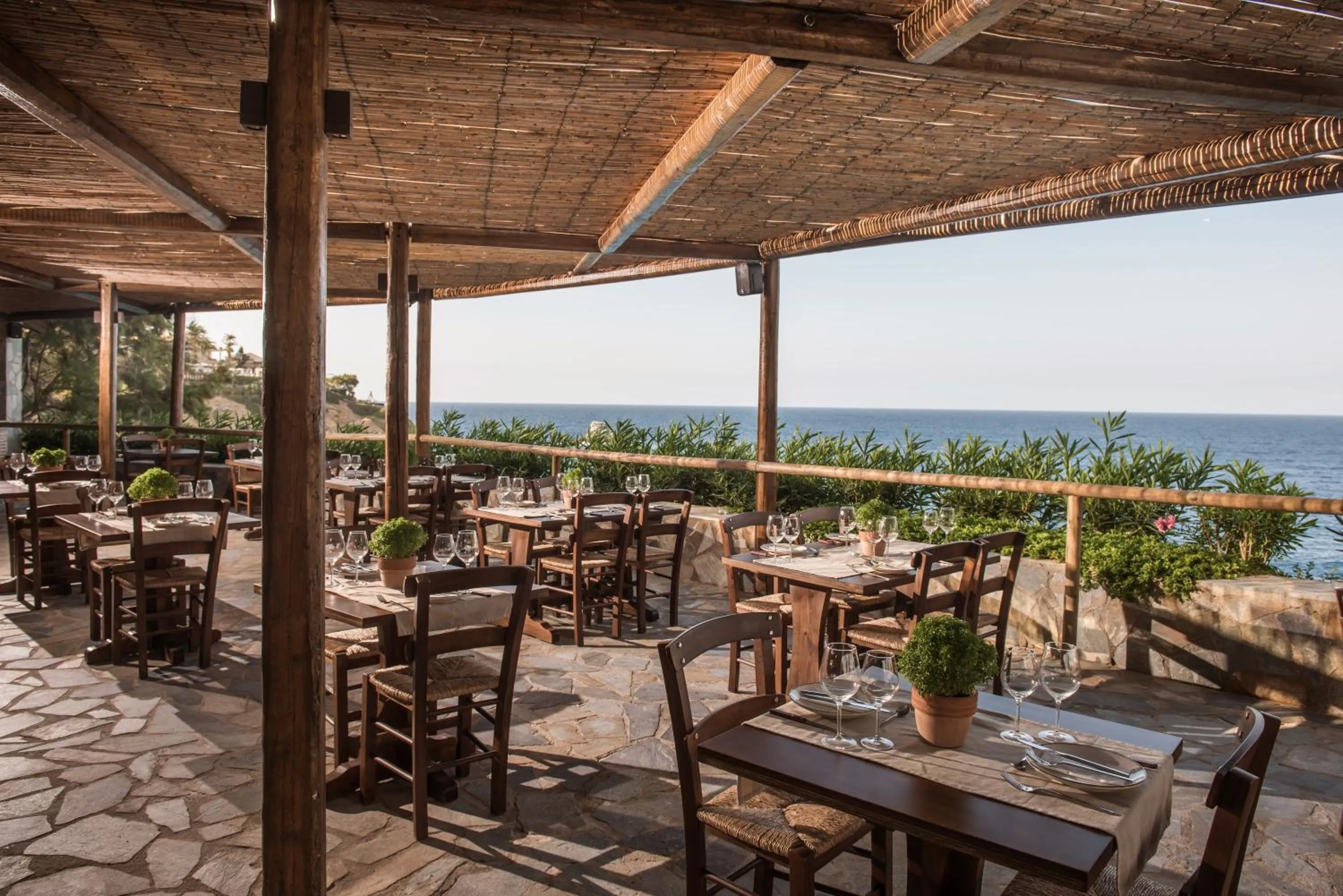 Restaurant/places to eat in Peninsula Resort & Spa