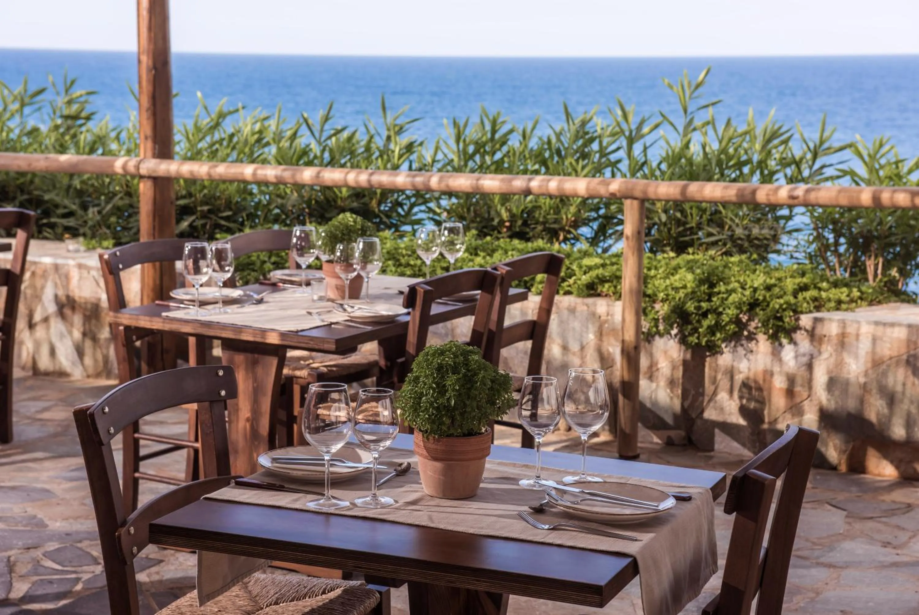 Restaurant/places to eat in Peninsula Resort & Spa