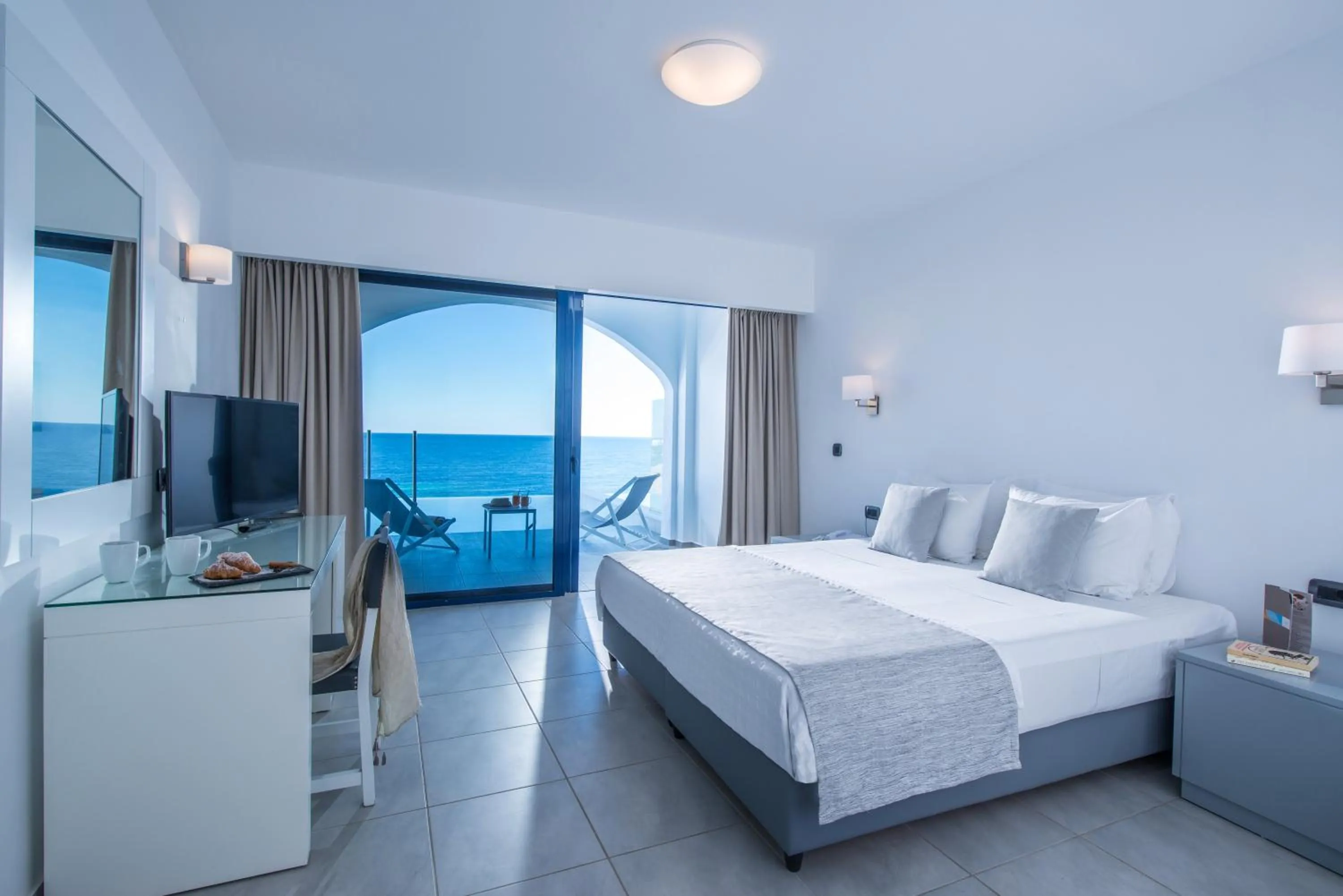 Photo of the whole room, Bed in Peninsula Resort & Spa