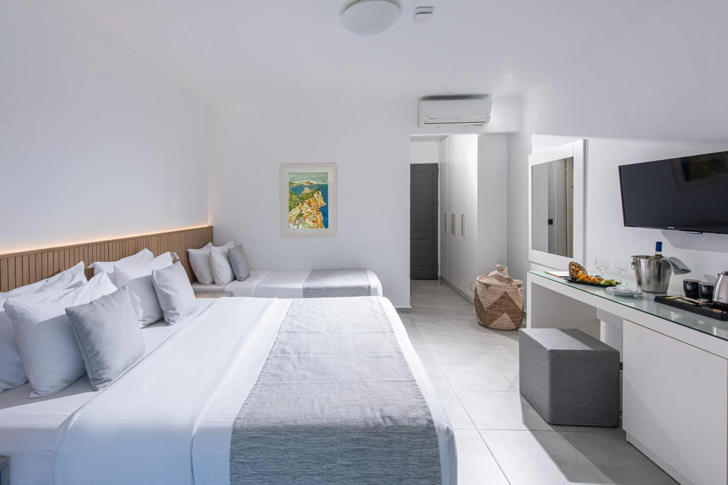 Photo of the whole room, Bed in Peninsula Resort & Spa