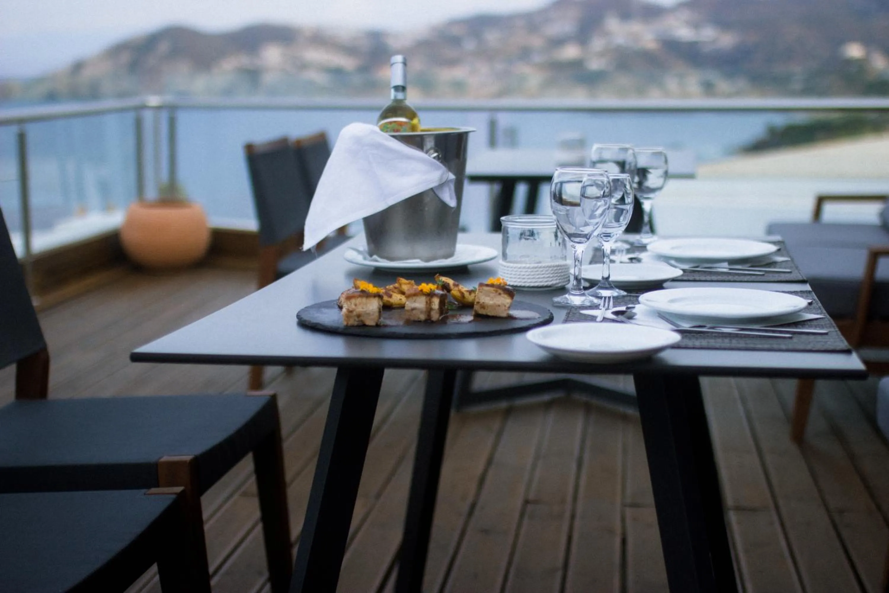 Restaurant/places to eat in Peninsula Resort & Spa