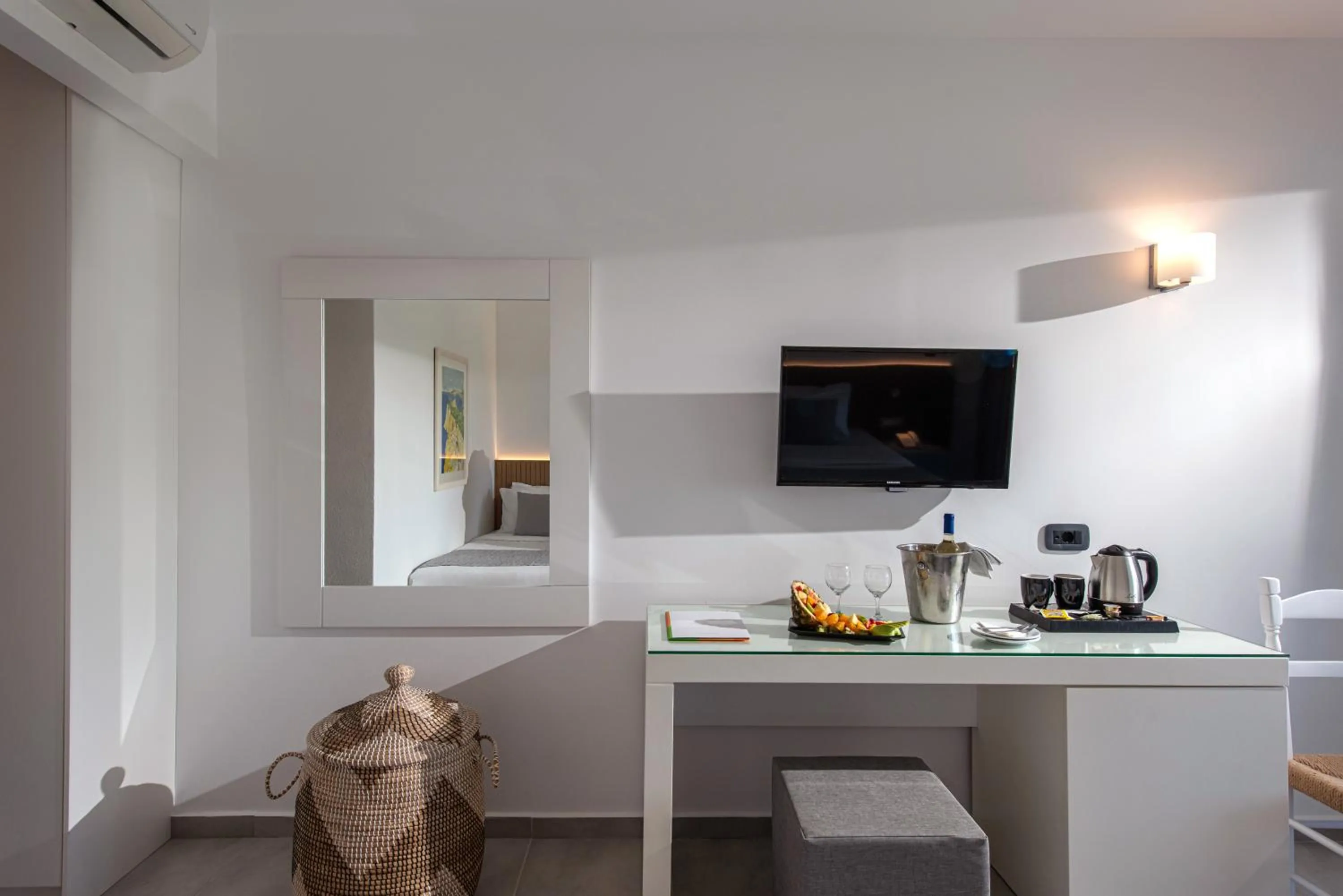 TV and multimedia in Peninsula Resort & Spa