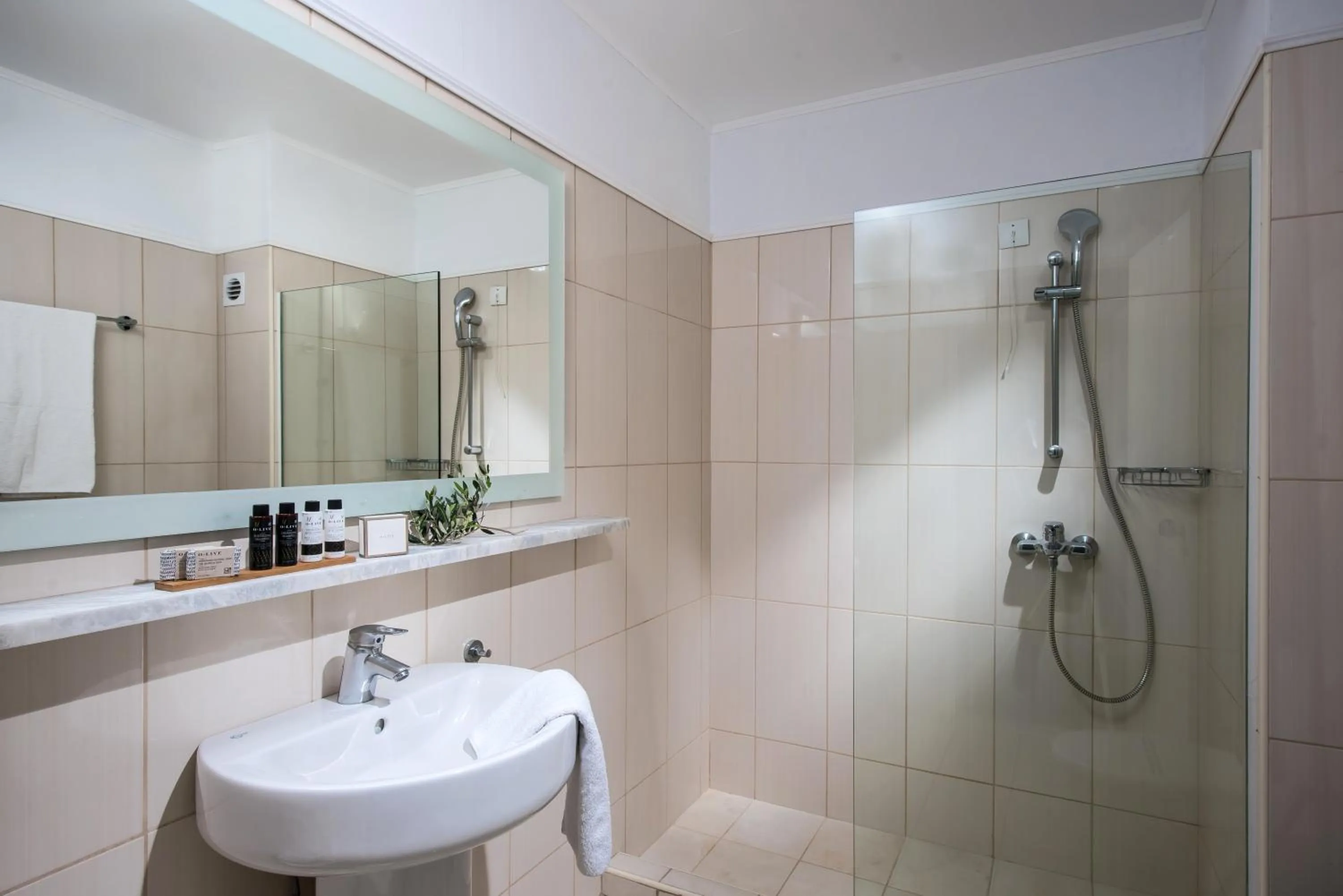 Shower in Peninsula Resort & Spa