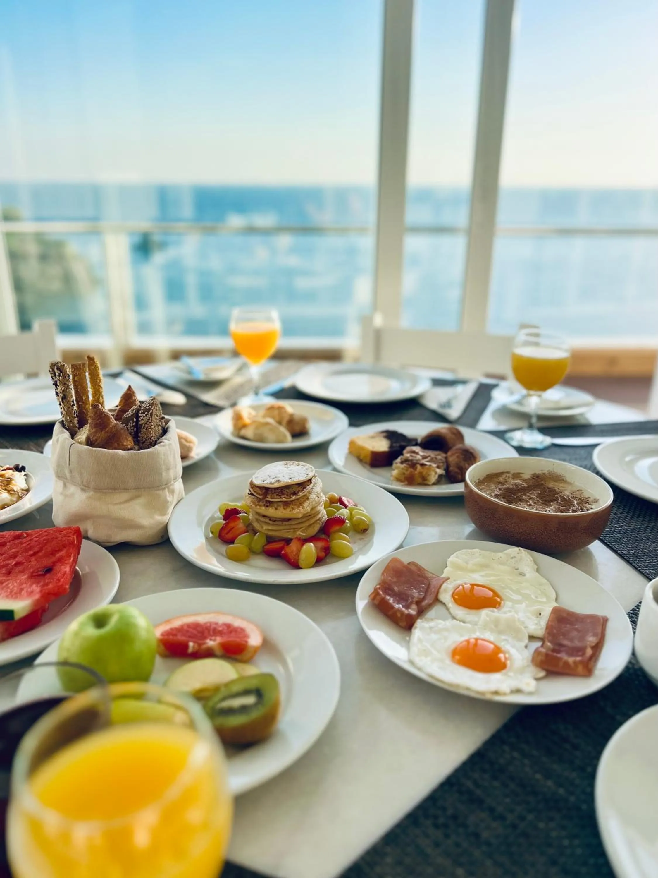 Continental breakfast in Peninsula Resort & Spa