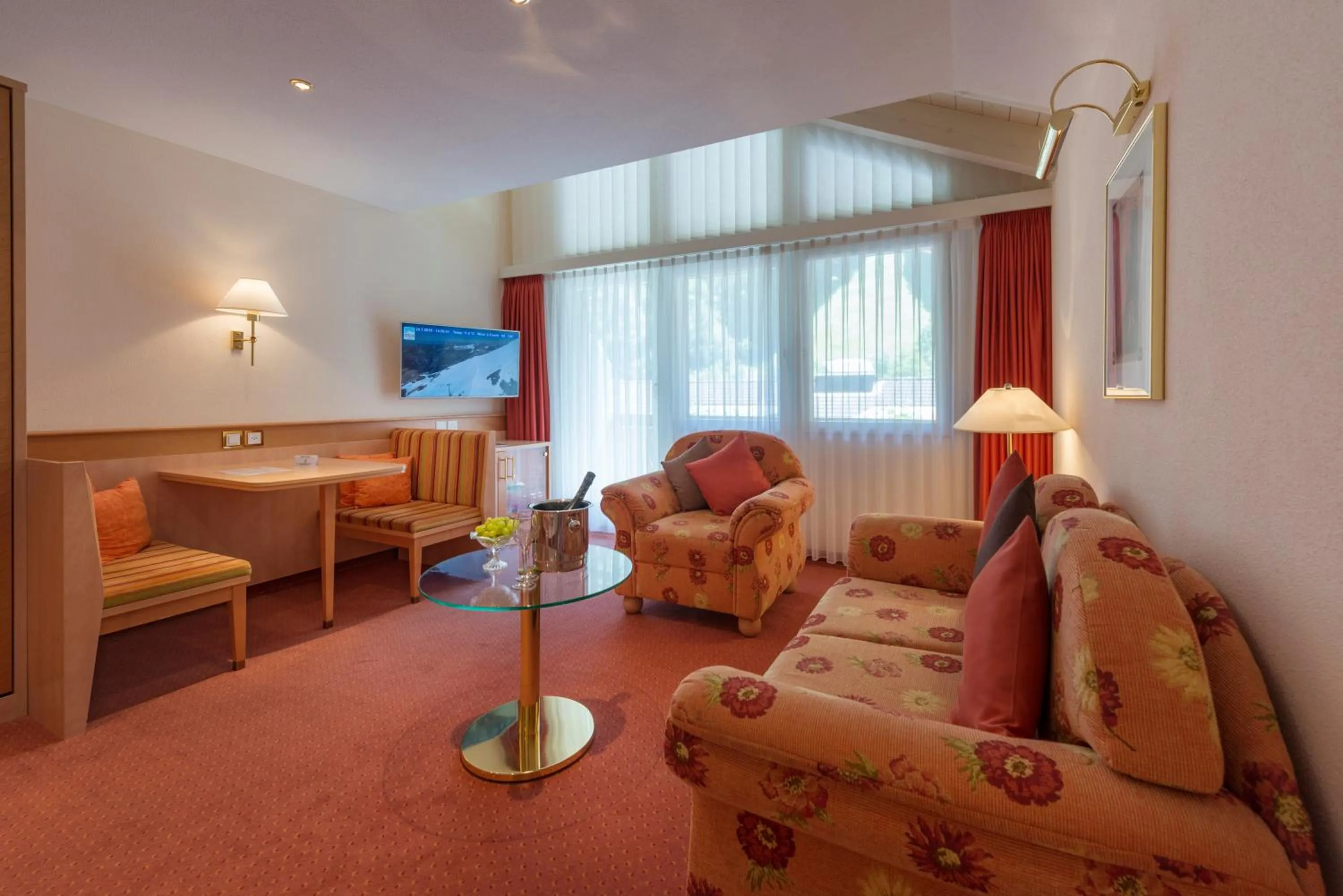 Living room, Bed in Alpenresort Eienwäldli Engelberg