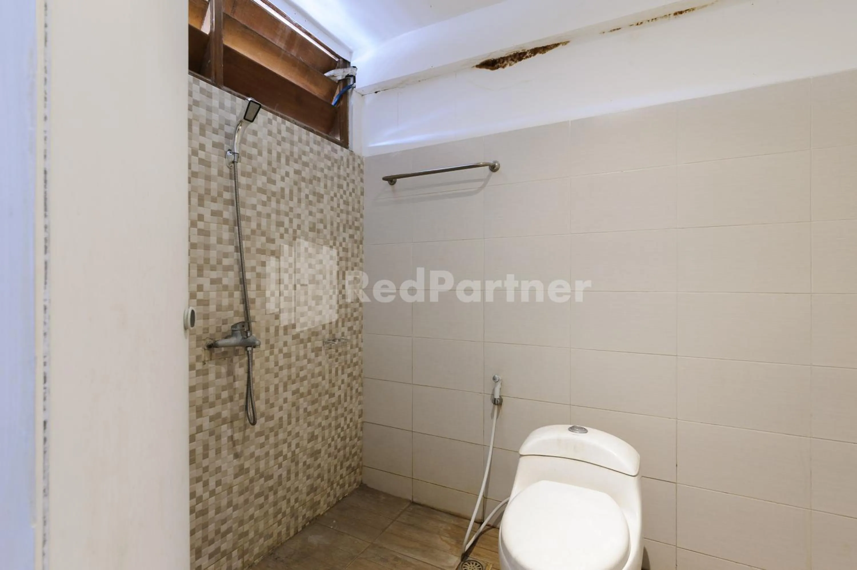 Bathroom in Pulau Bali Hotel Denpasar RedPartner