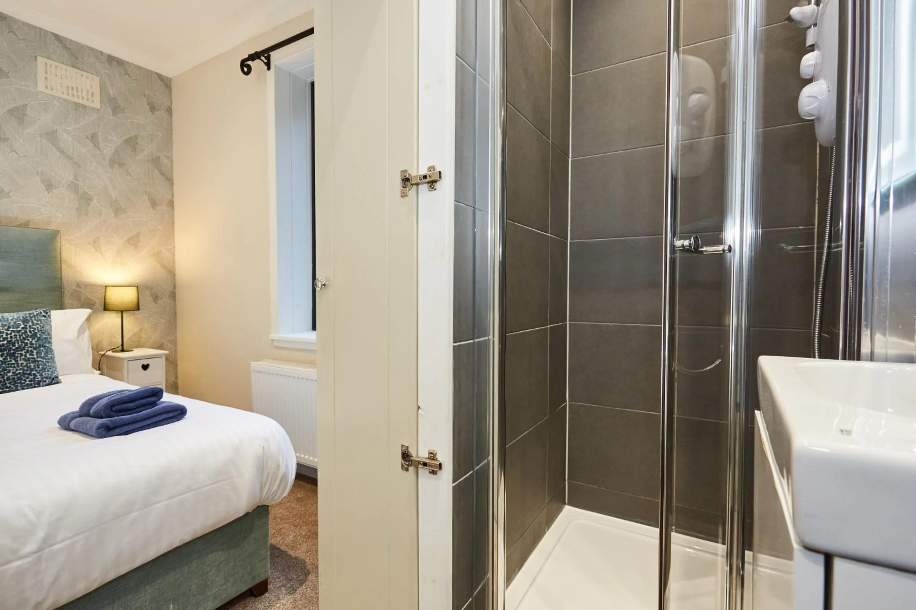 Bathroom, Bed in LOCH TAY HIGHLAND LODGES and GLAMPING PARK