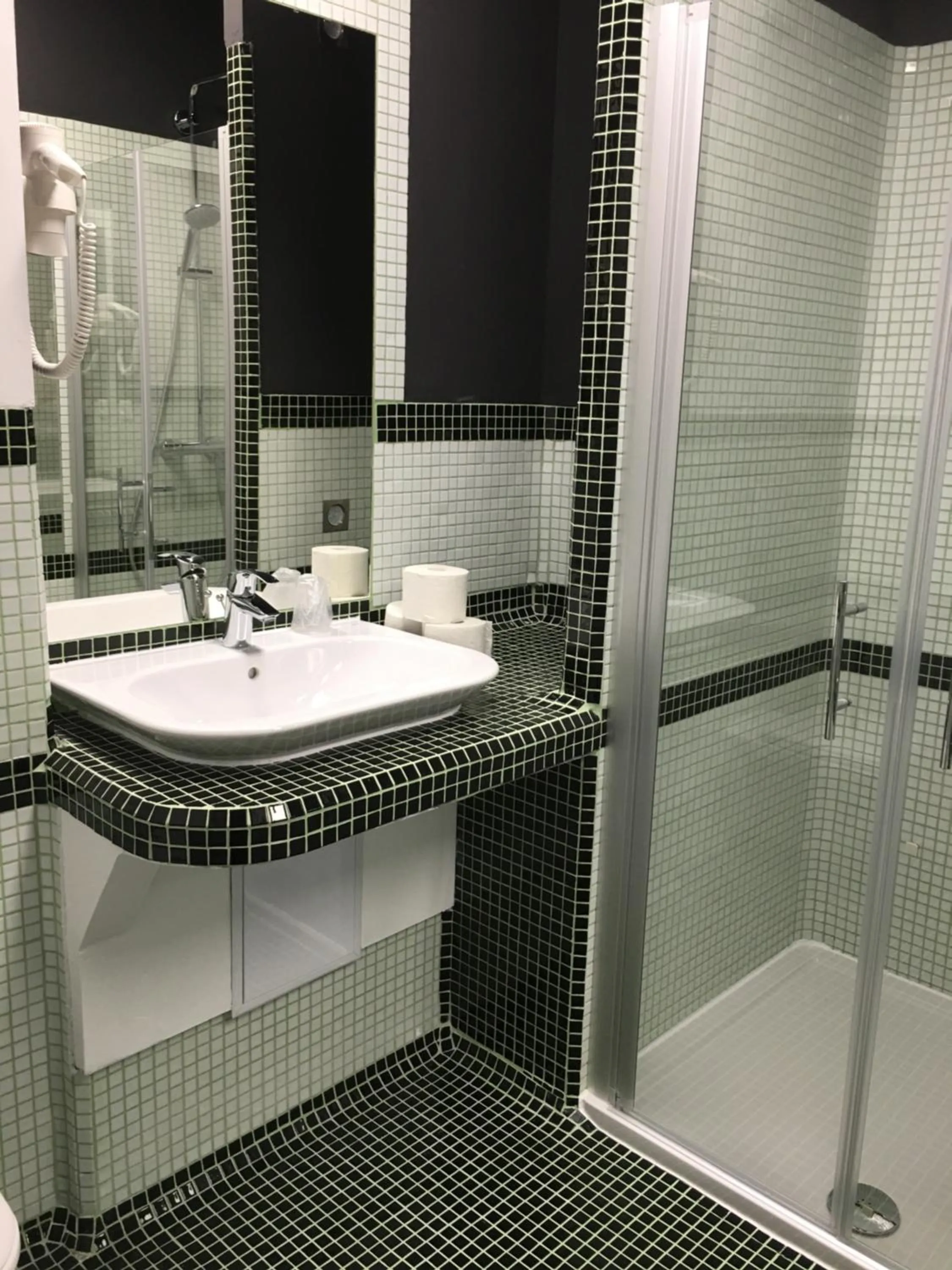 Shower in Semiramis Business Hotel