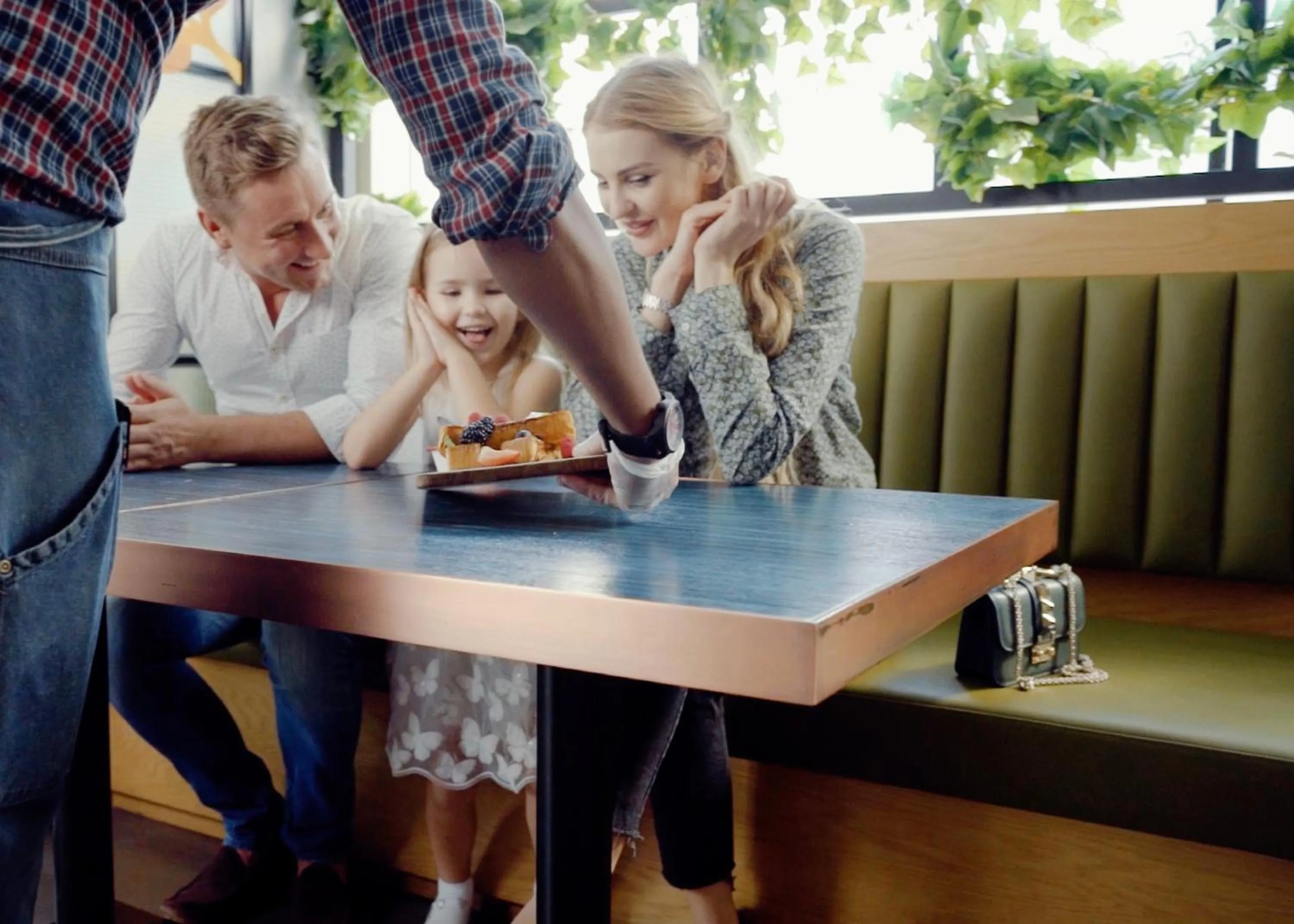 Restaurant/places to eat in First Central Hotel Suites