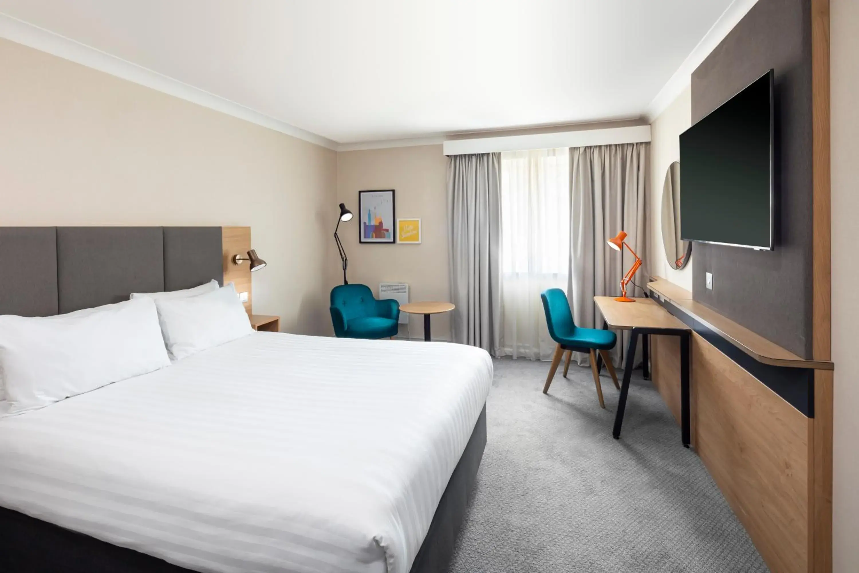 Standard Super King Room in Holiday Inn Reading South M4 Jct 11 by IHG Standard Super King Room in Holiday Inn Reading South M4 Jct 11 by IHG