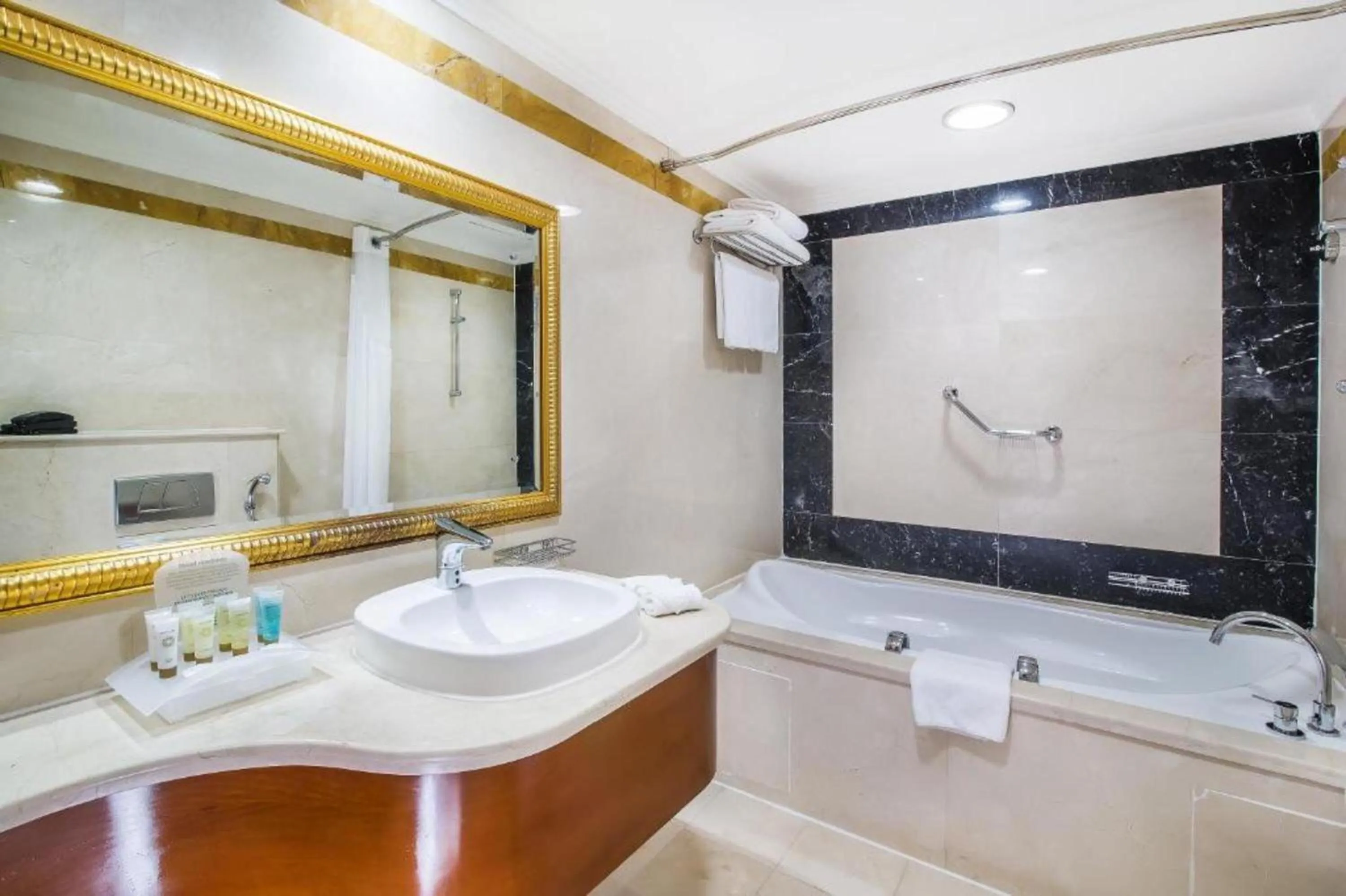 Bathroom in Sunday Hotel Holiday international Dubai