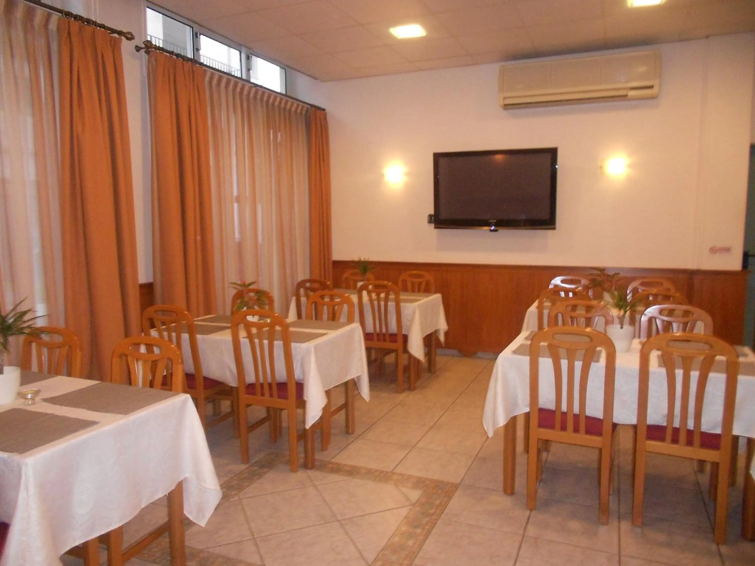 Restaurant/places to eat in Hotel Admitos