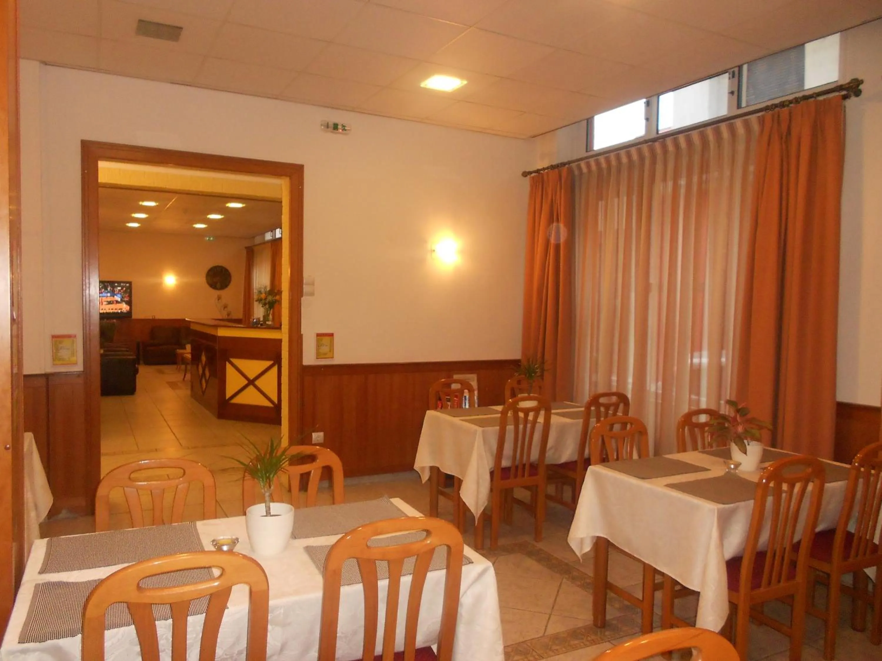 Restaurant/places to eat in Hotel Admitos