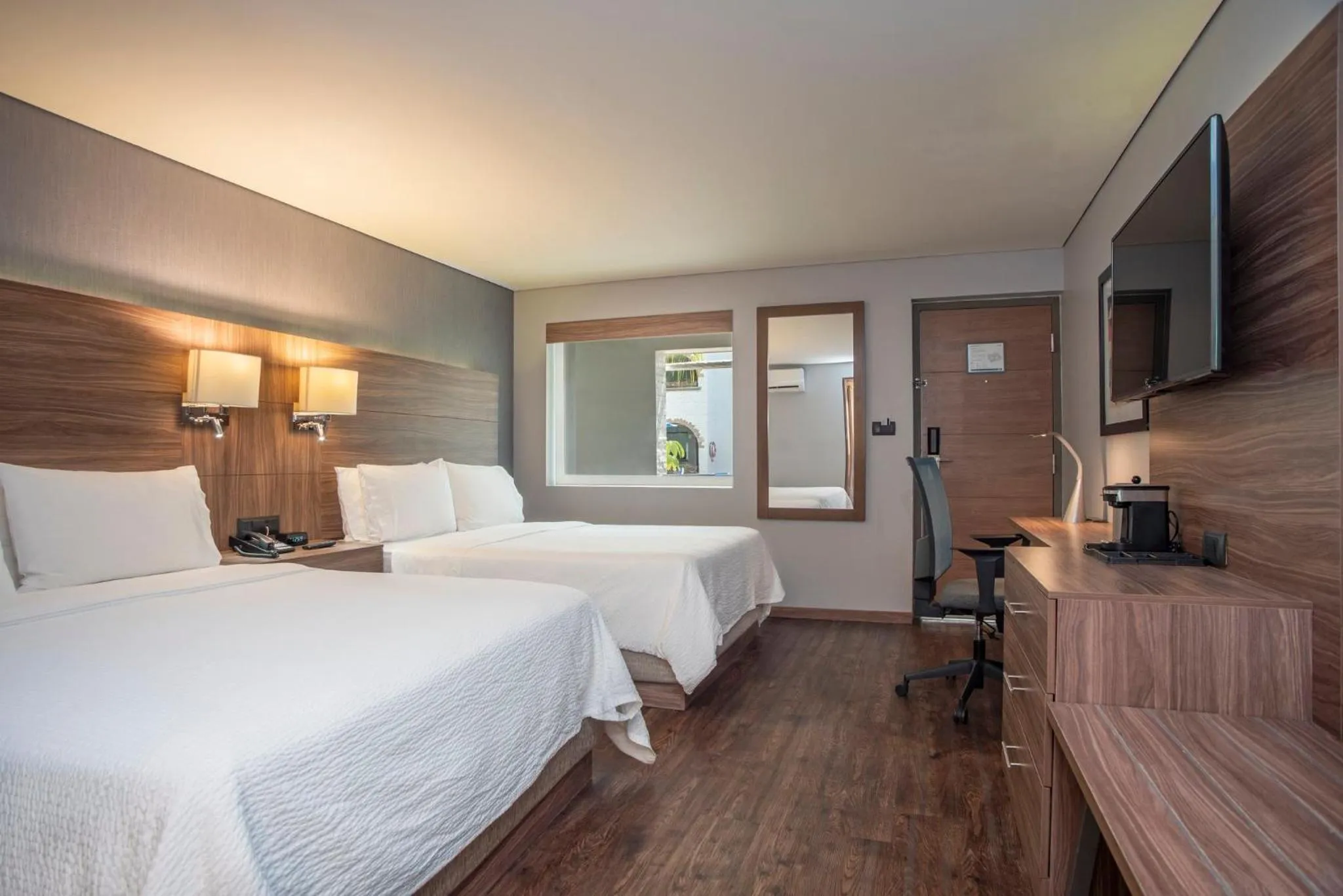 Photo of the whole room, Bed in Holiday Inn Express Morelia by IHG