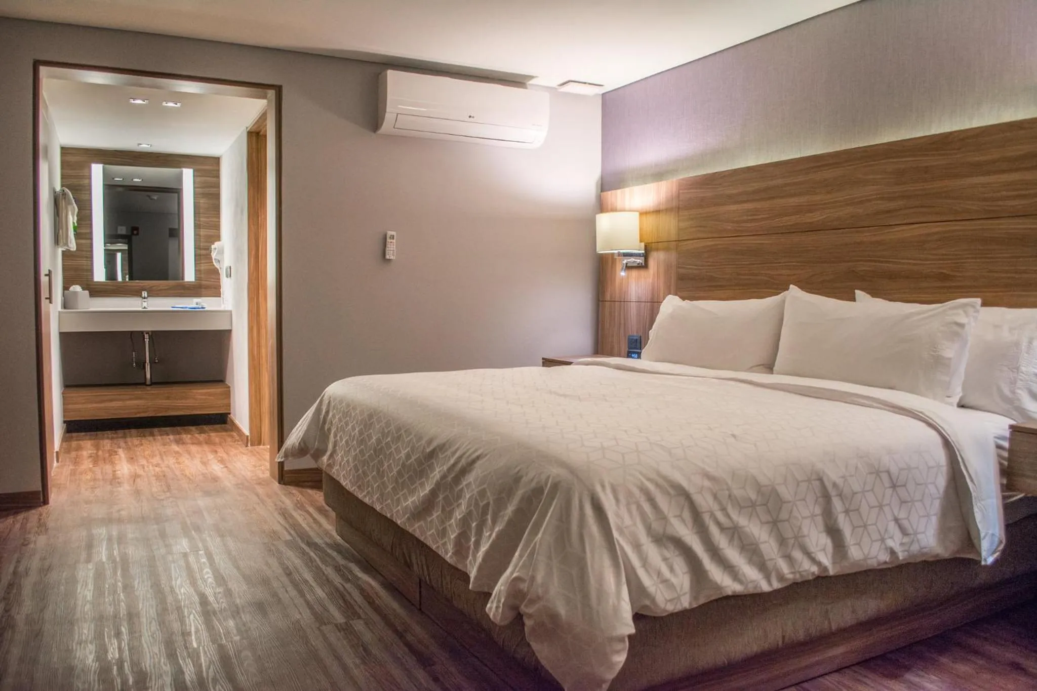 Photo of the whole room, Bed in Holiday Inn Express Morelia by IHG