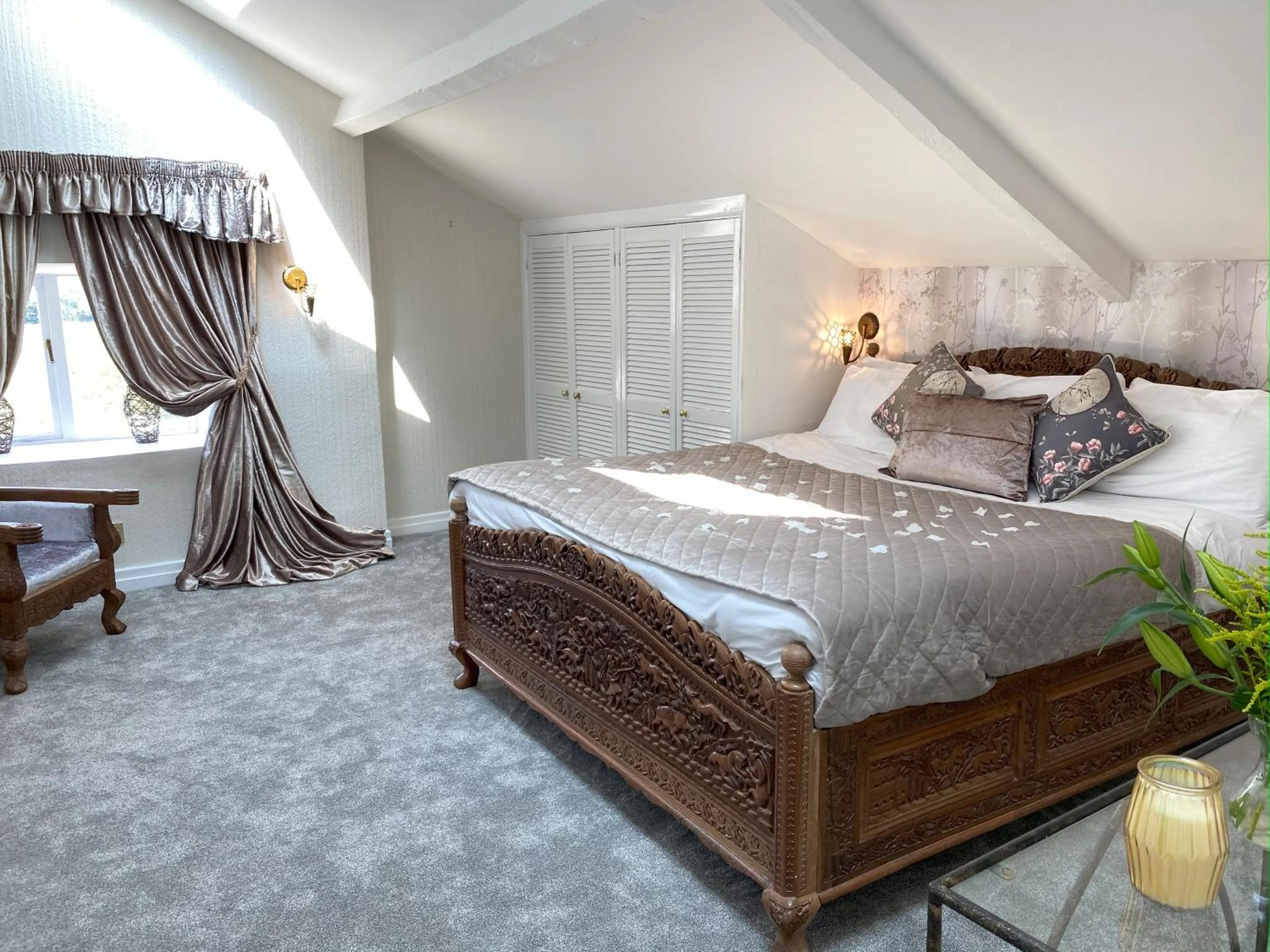 Bed in The Sitwell Arms Hotel