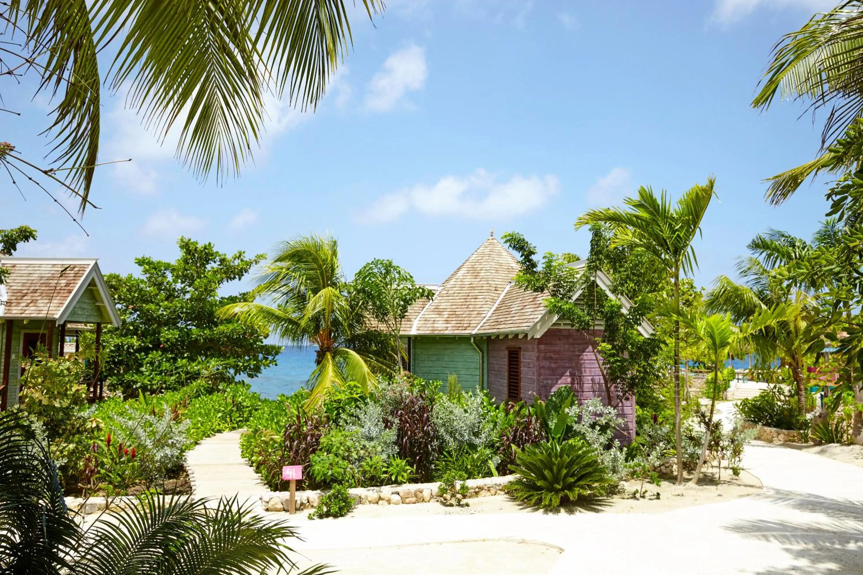 Photo of the whole room in GoldenEye