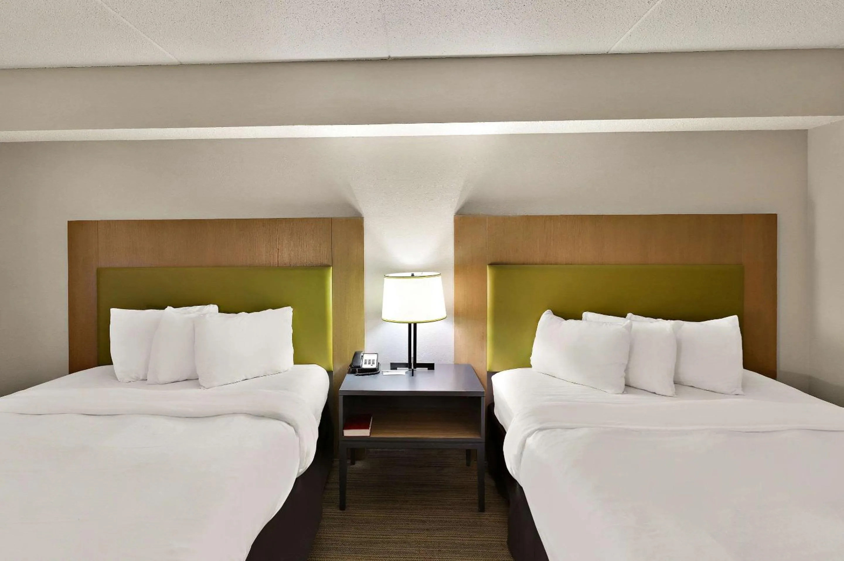 Bedroom, Bed in Country Inn & Suites by Radisson, Jonesborough-Johnson City West, TN