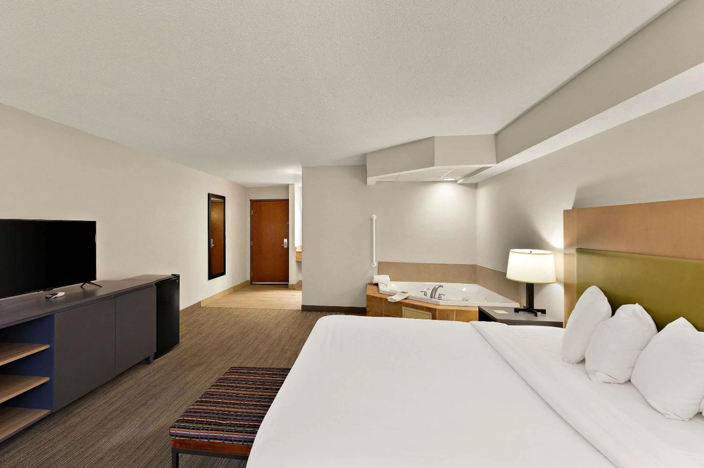 Bedroom, Bed in Country Inn & Suites by Radisson, Jonesborough-Johnson City West, TN