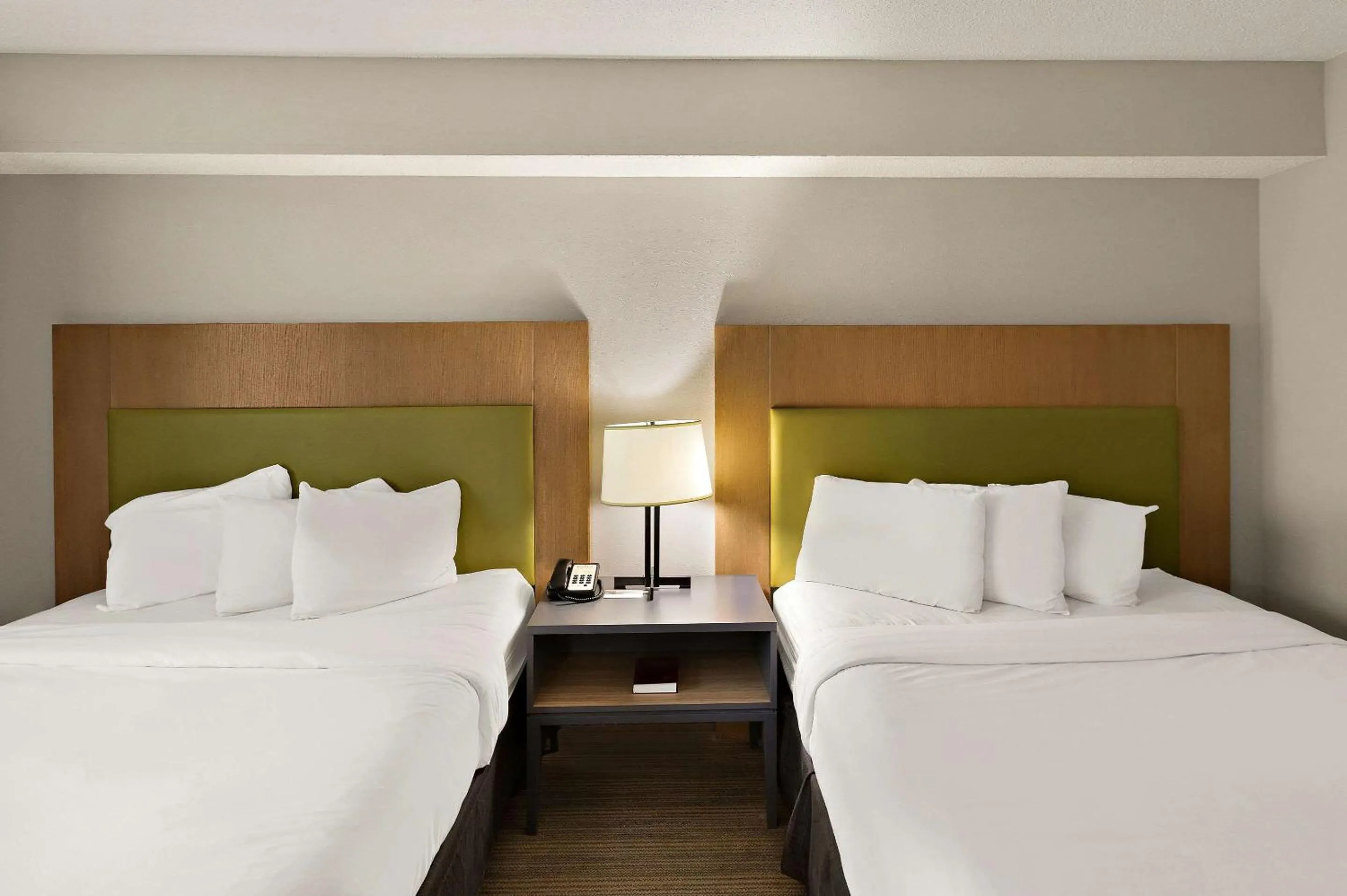 Bedroom, Bed in Country Inn & Suites by Radisson, Jonesborough-Johnson City West, TN