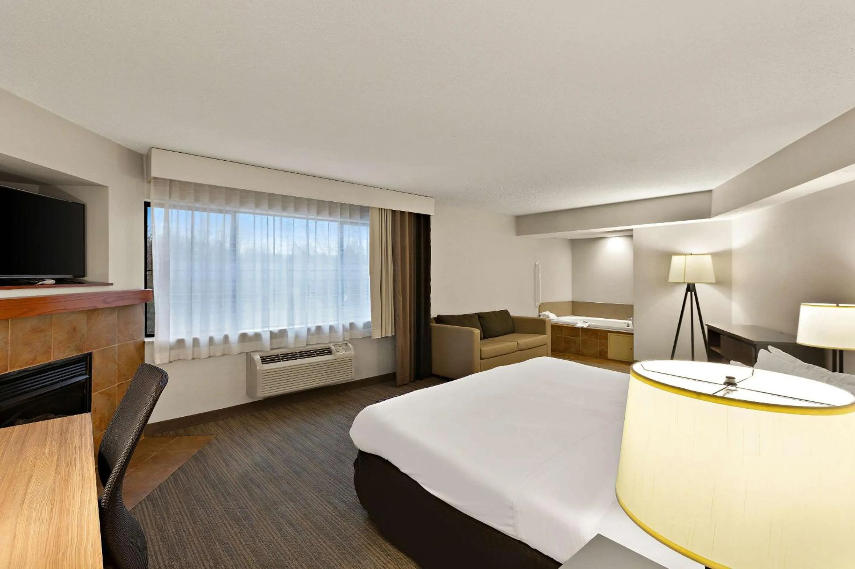 Bedroom, Bed in Country Inn & Suites by Radisson, Jonesborough-Johnson City West, TN