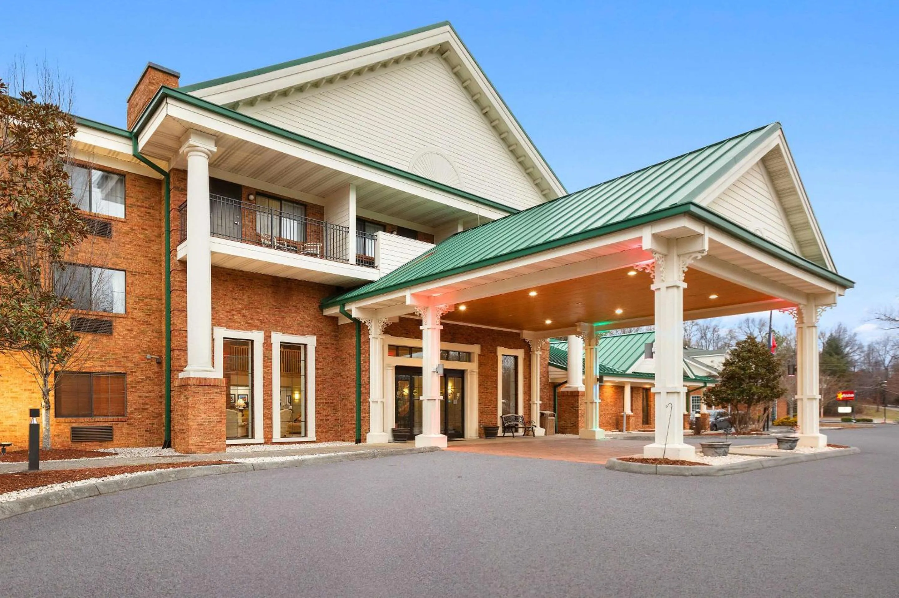 Property building in Country Inn & Suites by Radisson, Jonesborough-Johnson City West, TN