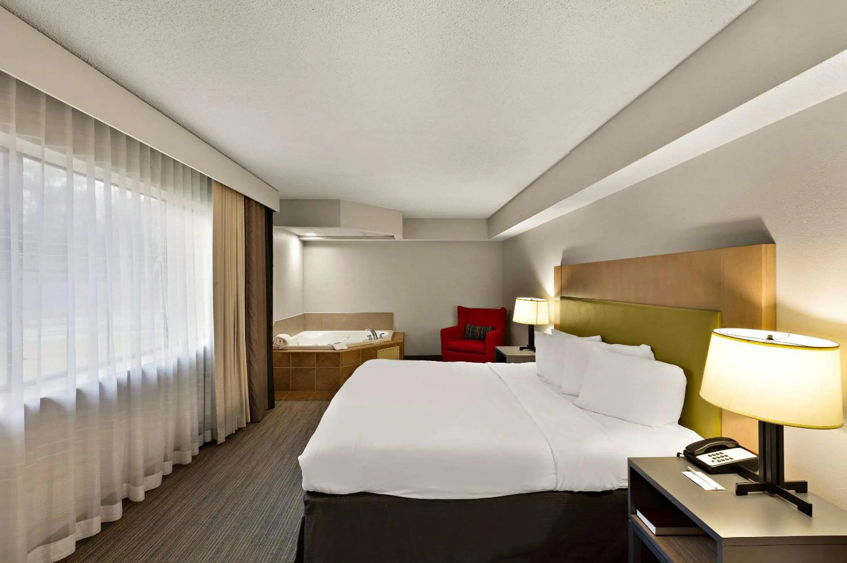 Bedroom, Bed in Country Inn & Suites by Radisson, Jonesborough-Johnson City West, TN