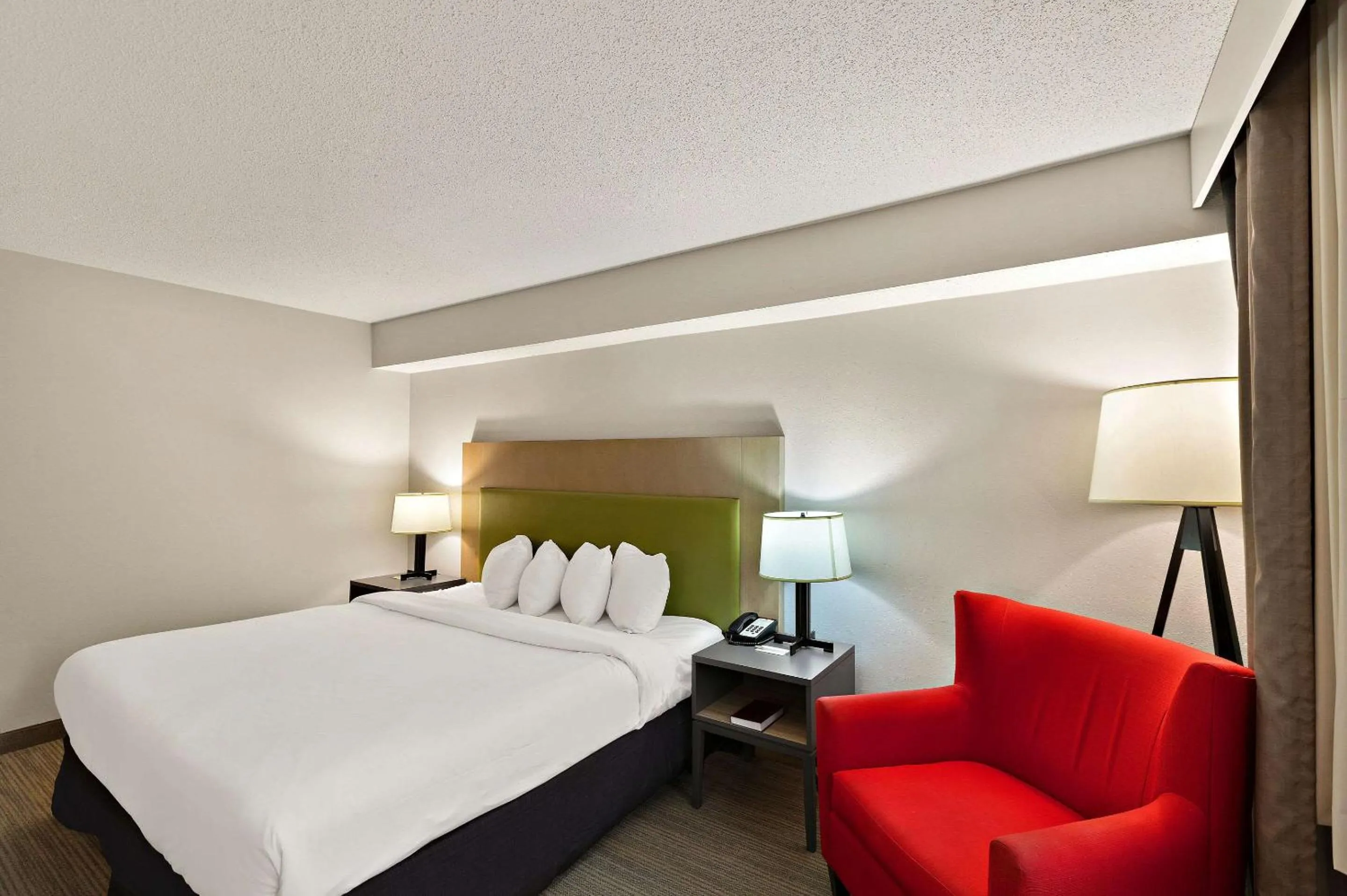 Bedroom, Bed in Country Inn & Suites by Radisson, Jonesborough-Johnson City West, TN