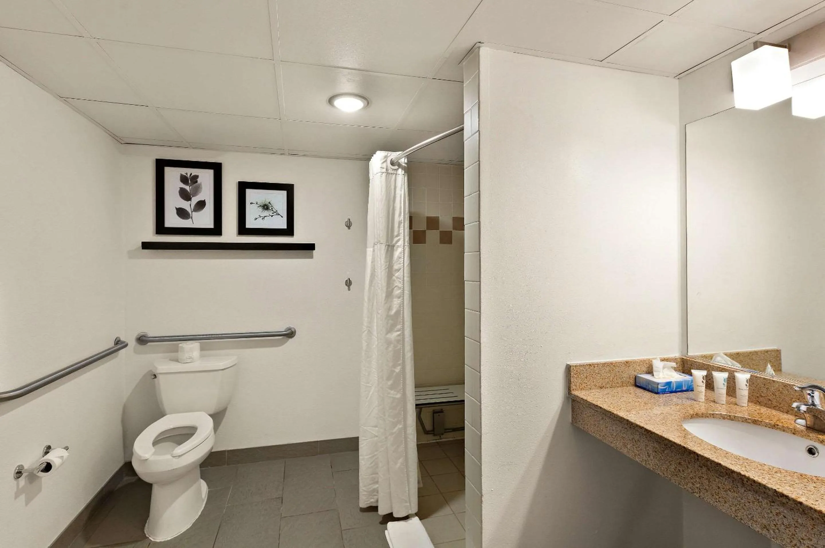 Bedroom in Country Inn & Suites by Radisson, Jonesborough-Johnson City West, TN