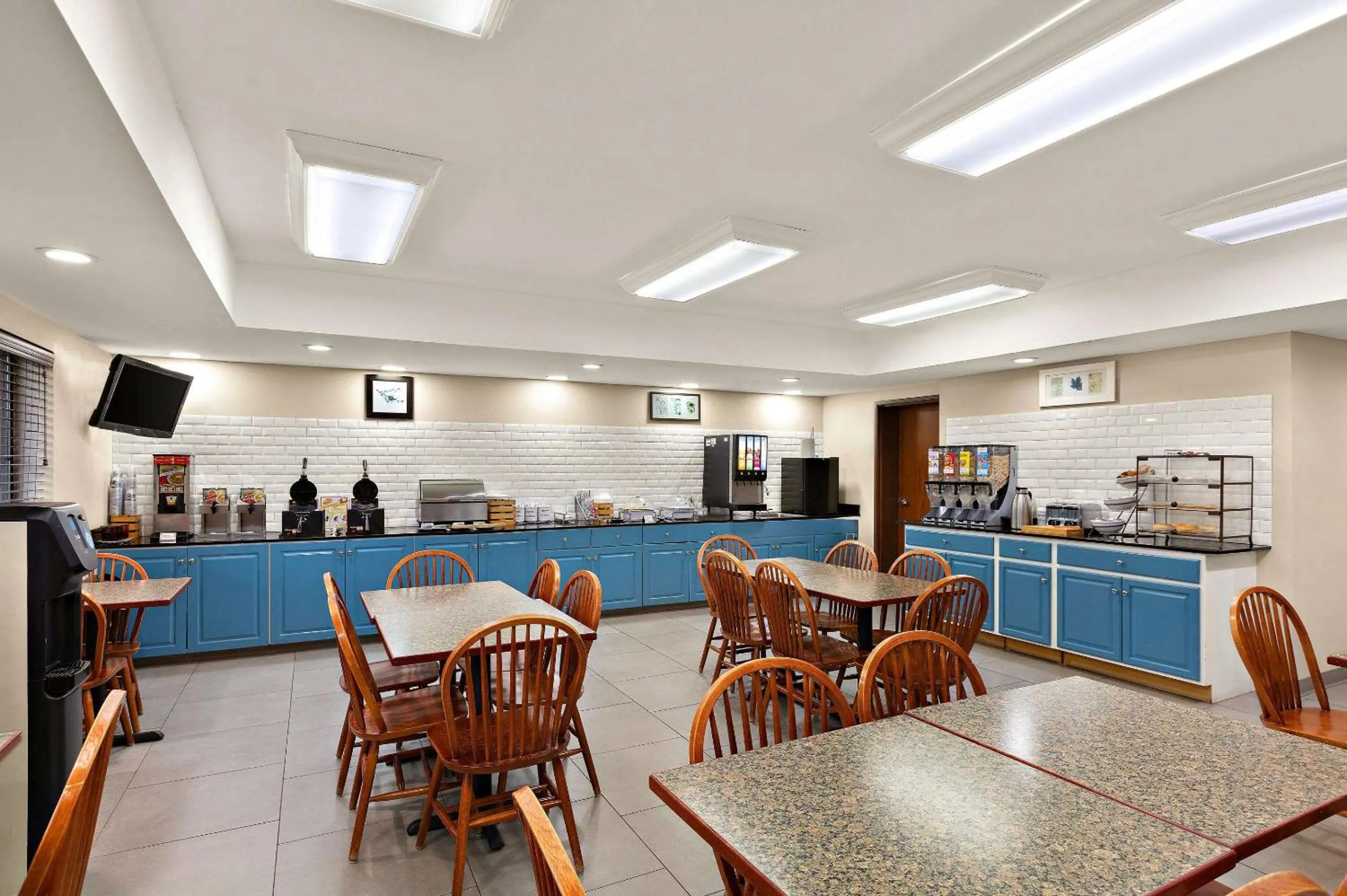 Breakfast in Country Inn & Suites by Radisson, Jonesborough-Johnson City West, TN