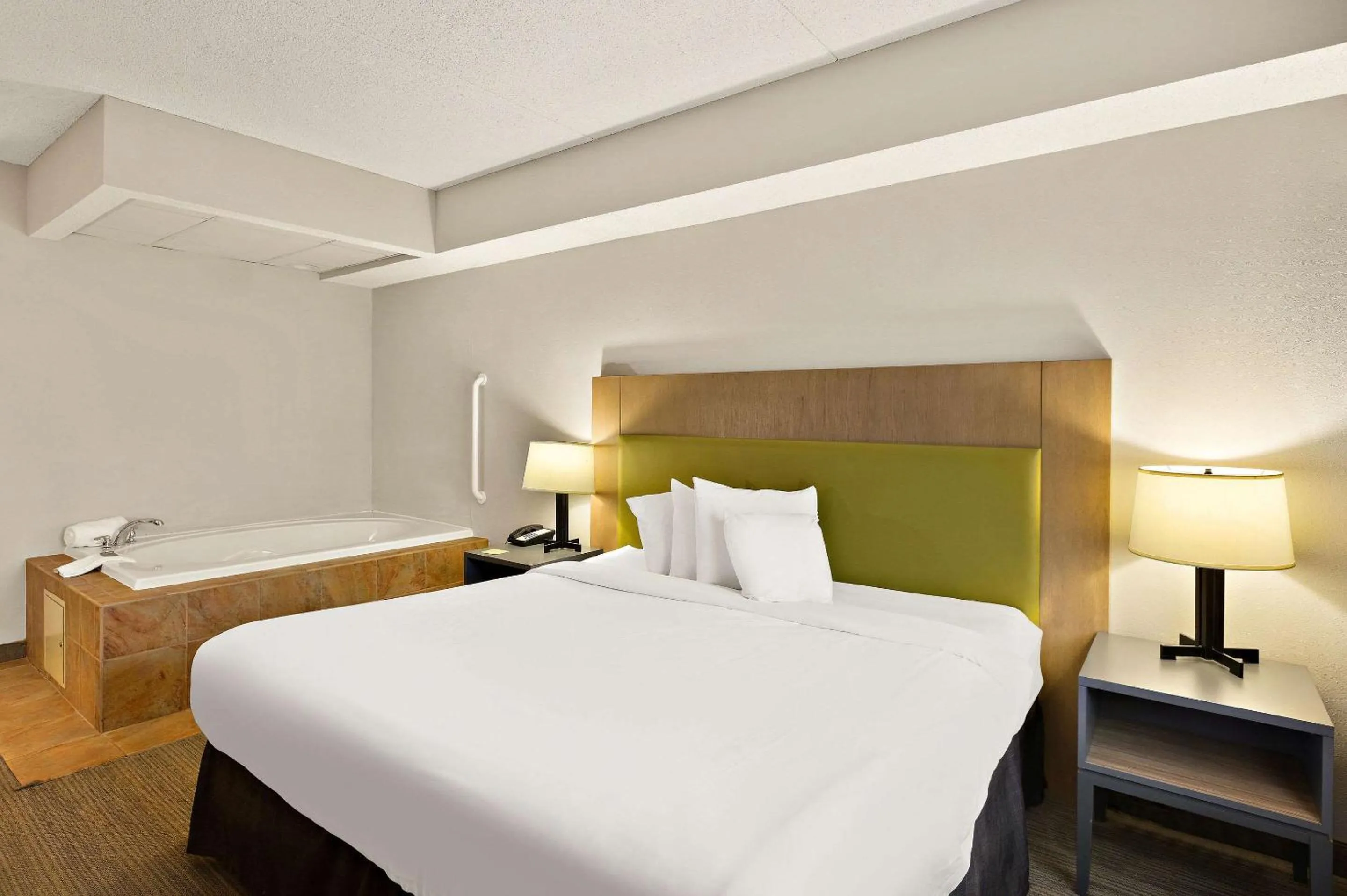 Bedroom, Bed in Country Inn & Suites by Radisson, Jonesborough-Johnson City West, TN