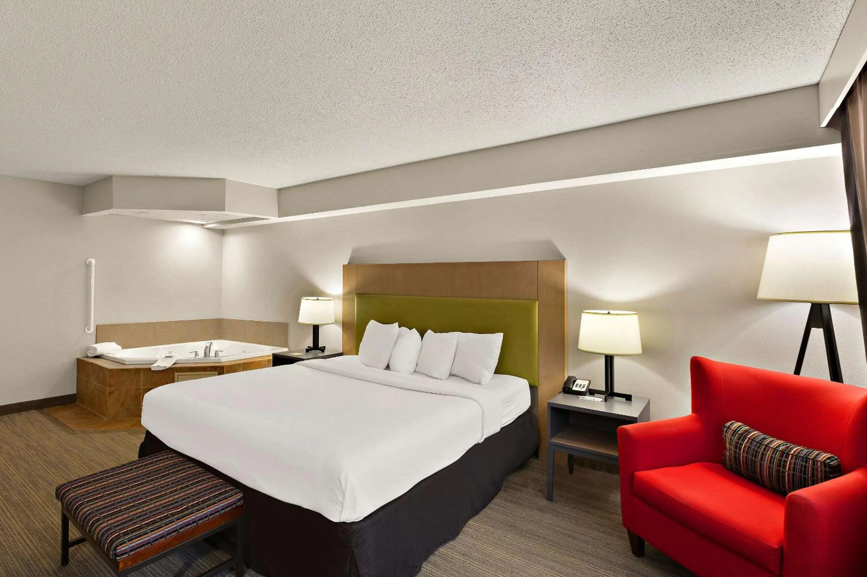 Bedroom, Bed in Country Inn & Suites by Radisson, Jonesborough-Johnson City West, TN