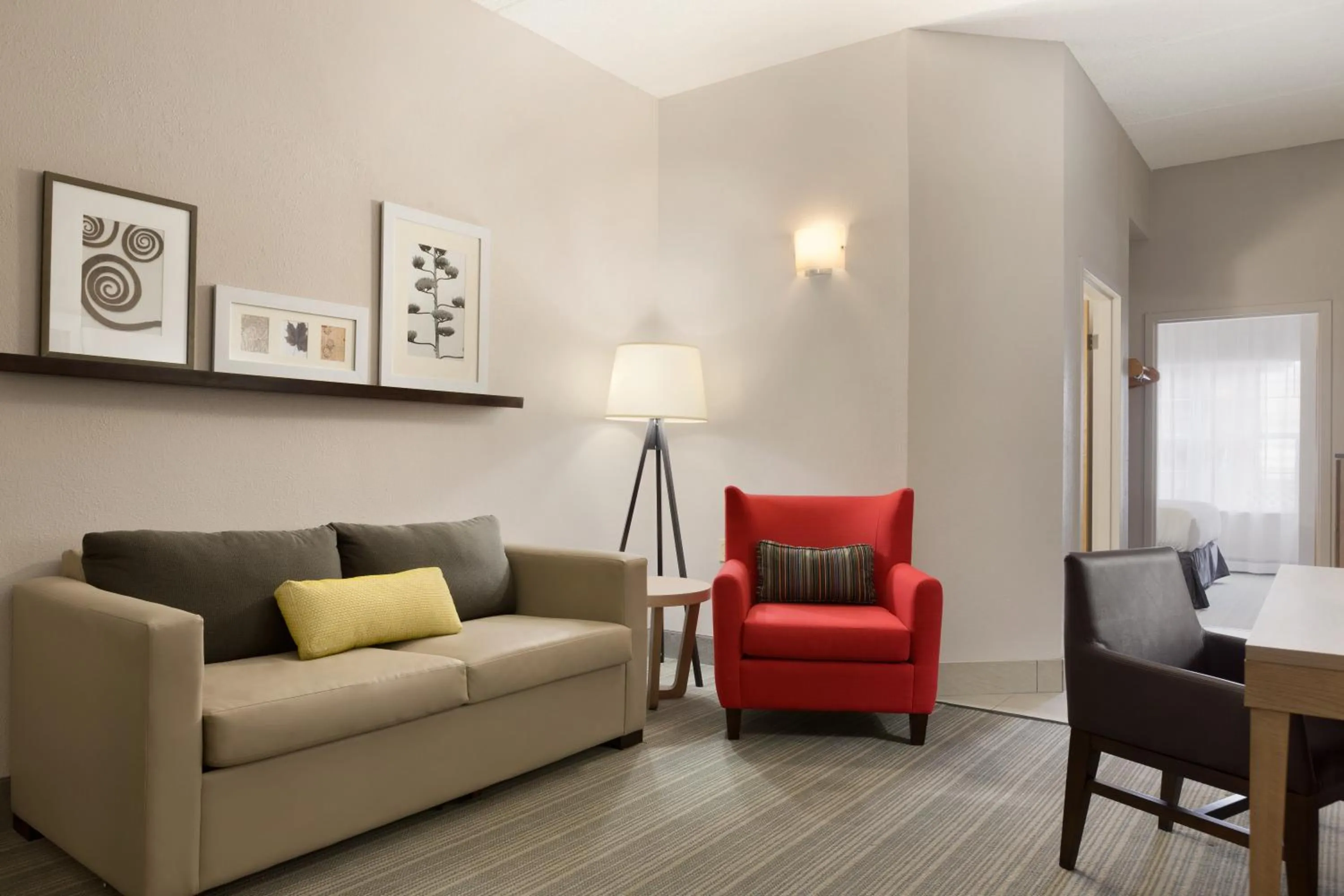 Living room in Country Inn & Suites by Radisson, Jackson, TN