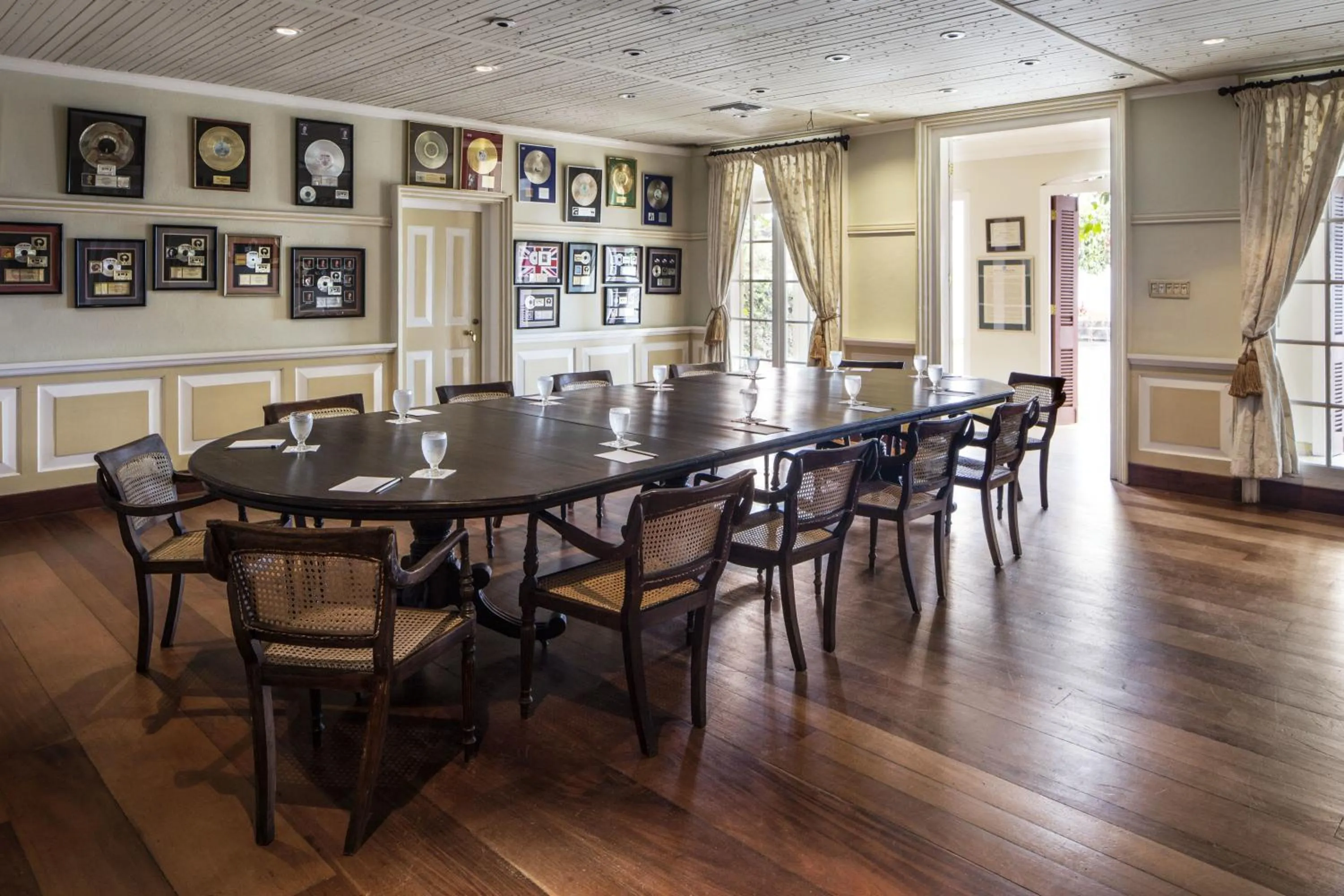 Business facilities in Strawberry Hill