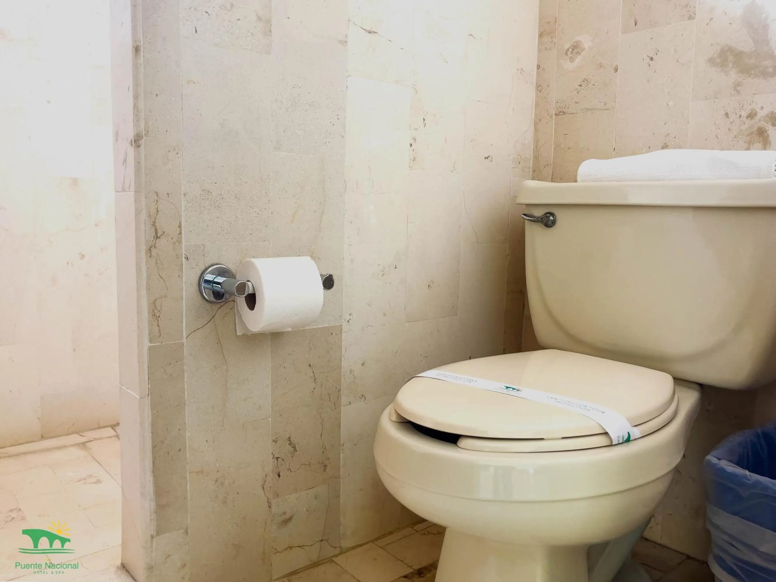 Toilet in Hotel Puente Nacional & Spa