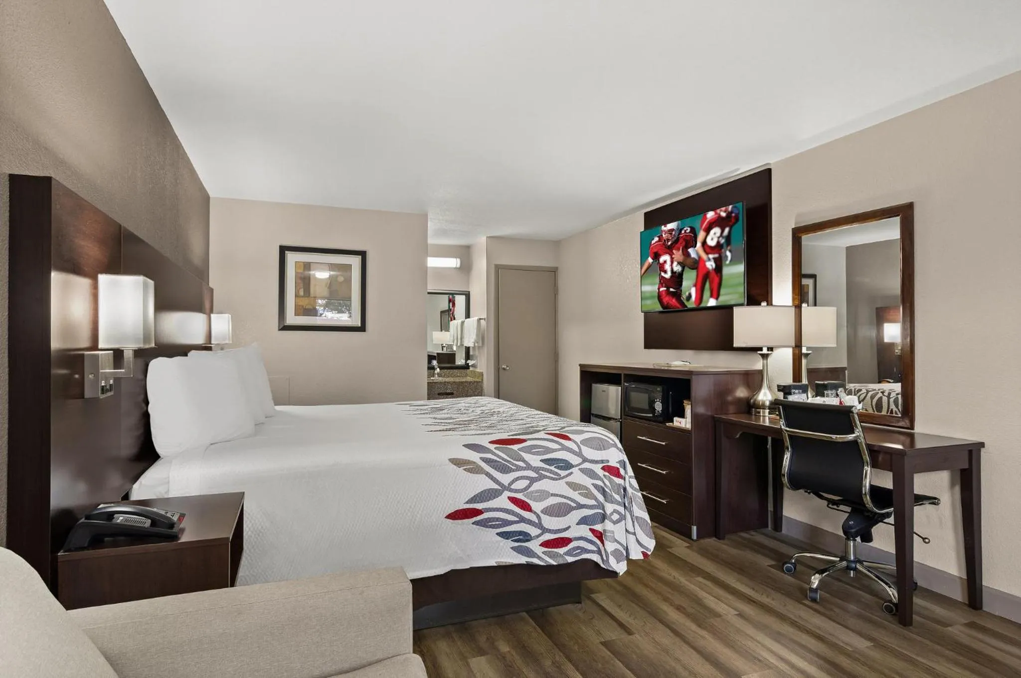 Photo of the whole room, Bed in Red Roof Inn Baldwin