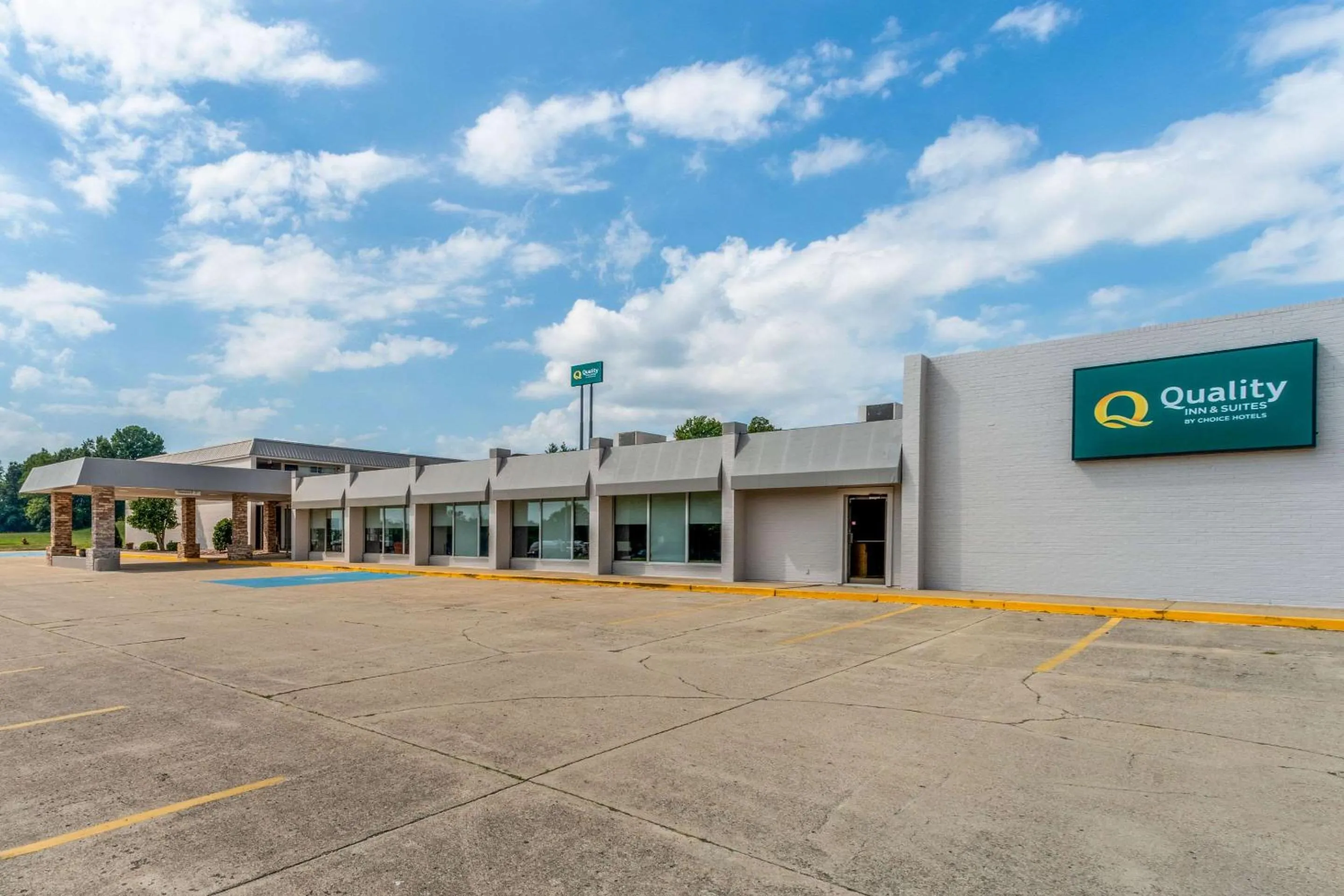 Property building in Quality Inn & Suites Vandalia near I-70 and Hwy 51