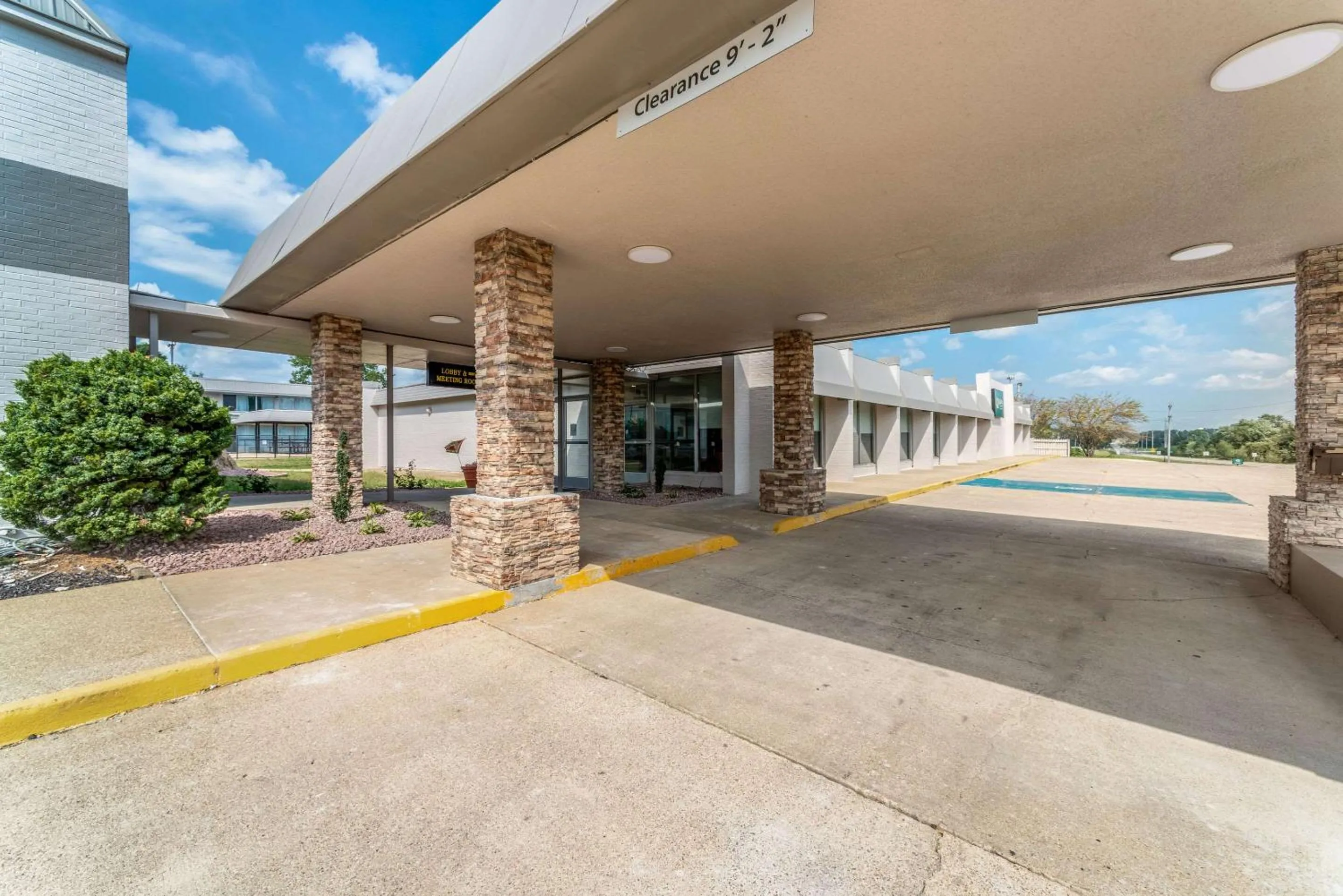 Property building in Quality Inn & Suites Vandalia near I-70 and Hwy 51