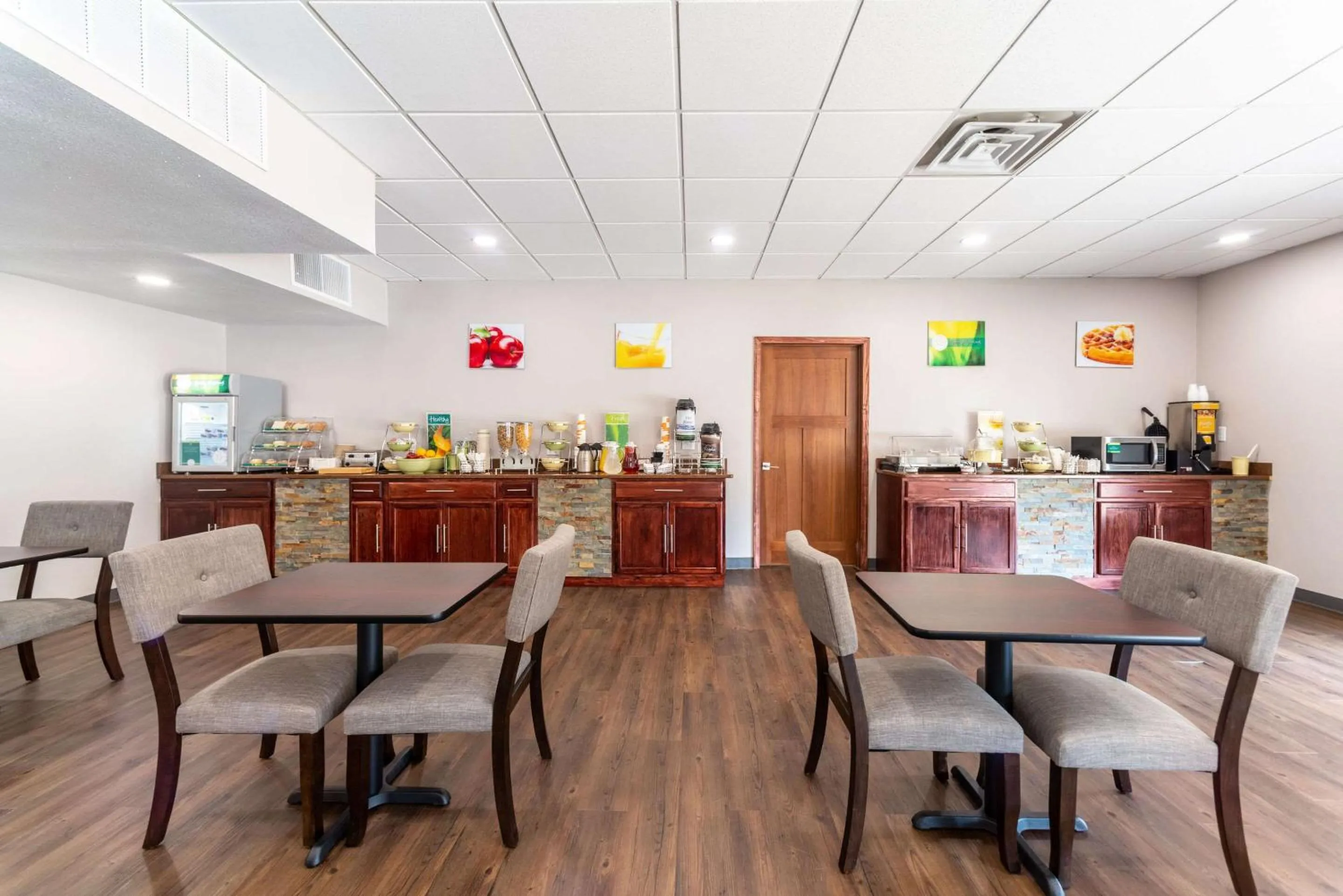 Breakfast in Quality Inn & Suites Vandalia near I-70 and Hwy 51