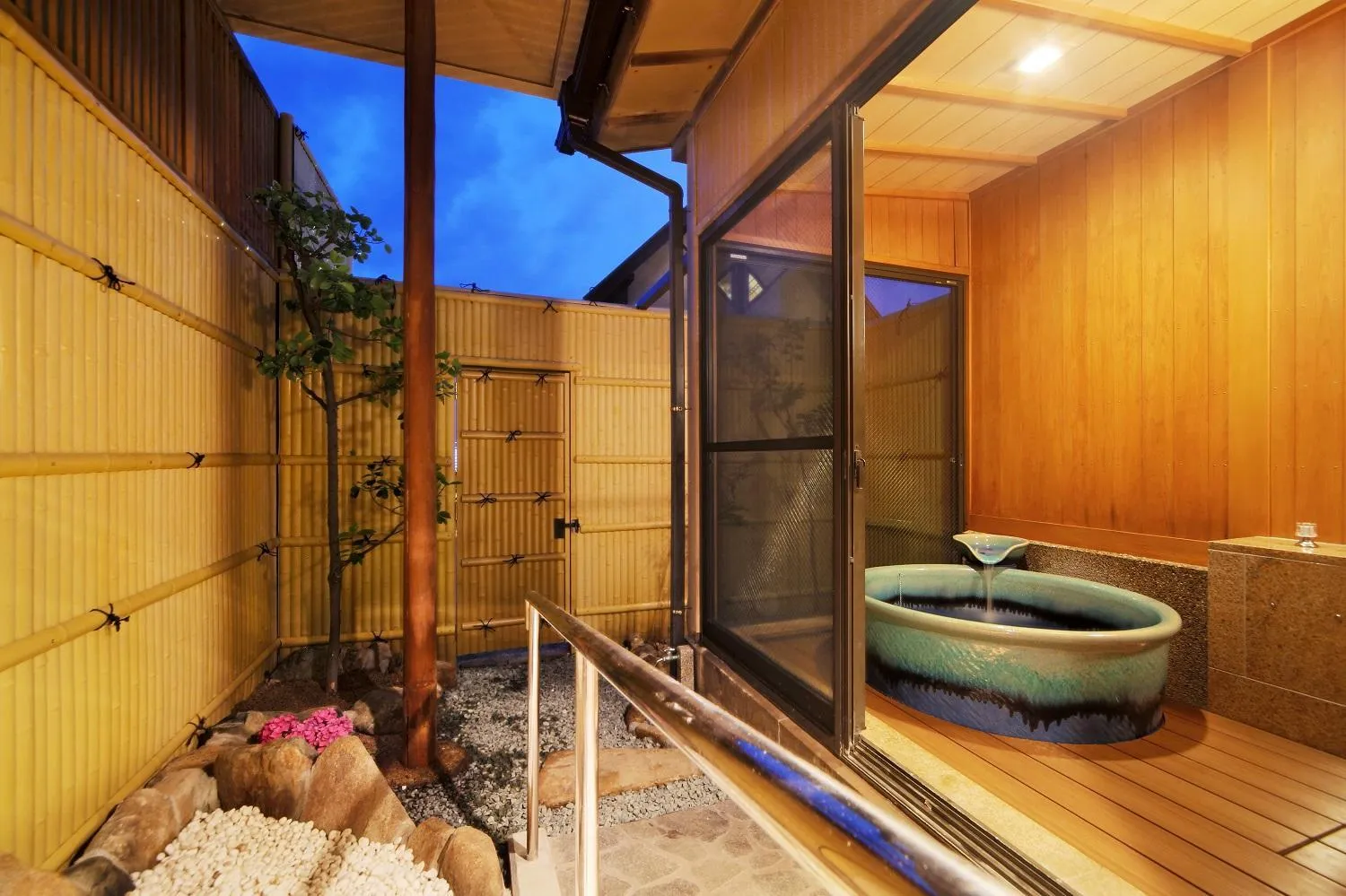 Open Air Bath in Kaike Shogetsu