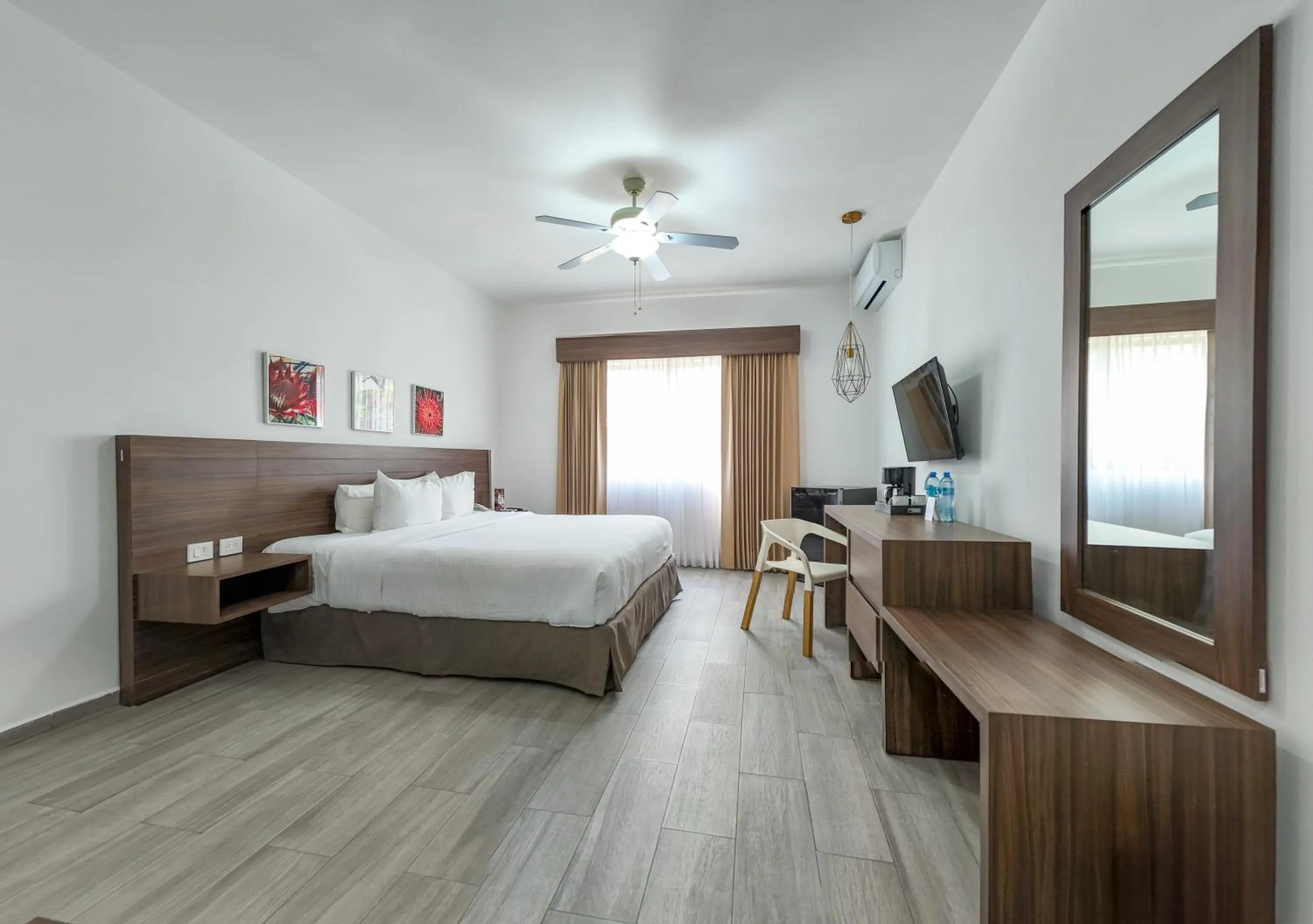 Photo of the whole room, Bed in Mesón de la Luna Hotel & Spa