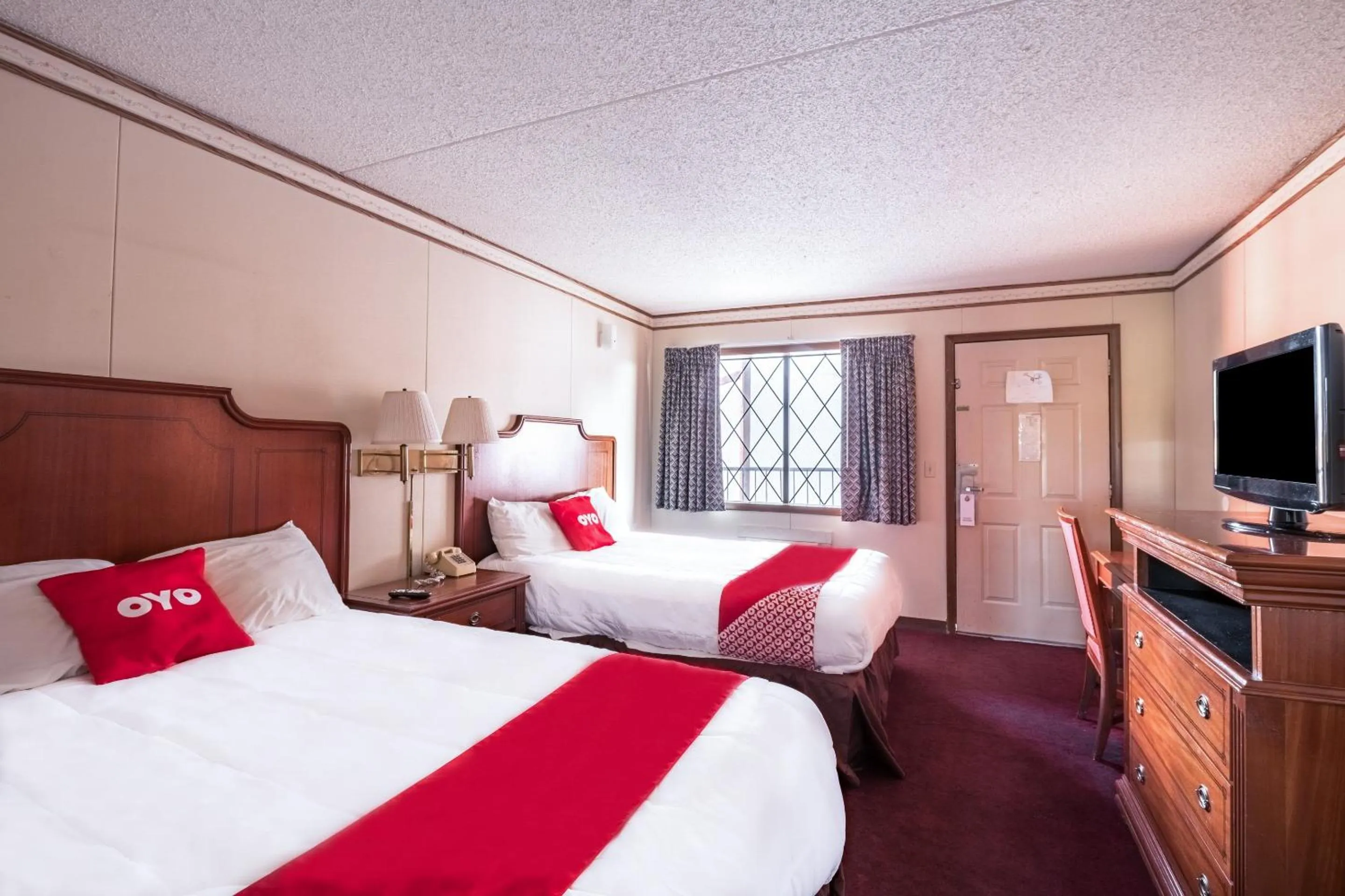 Bedroom in OYO Hotel Windmill Branson