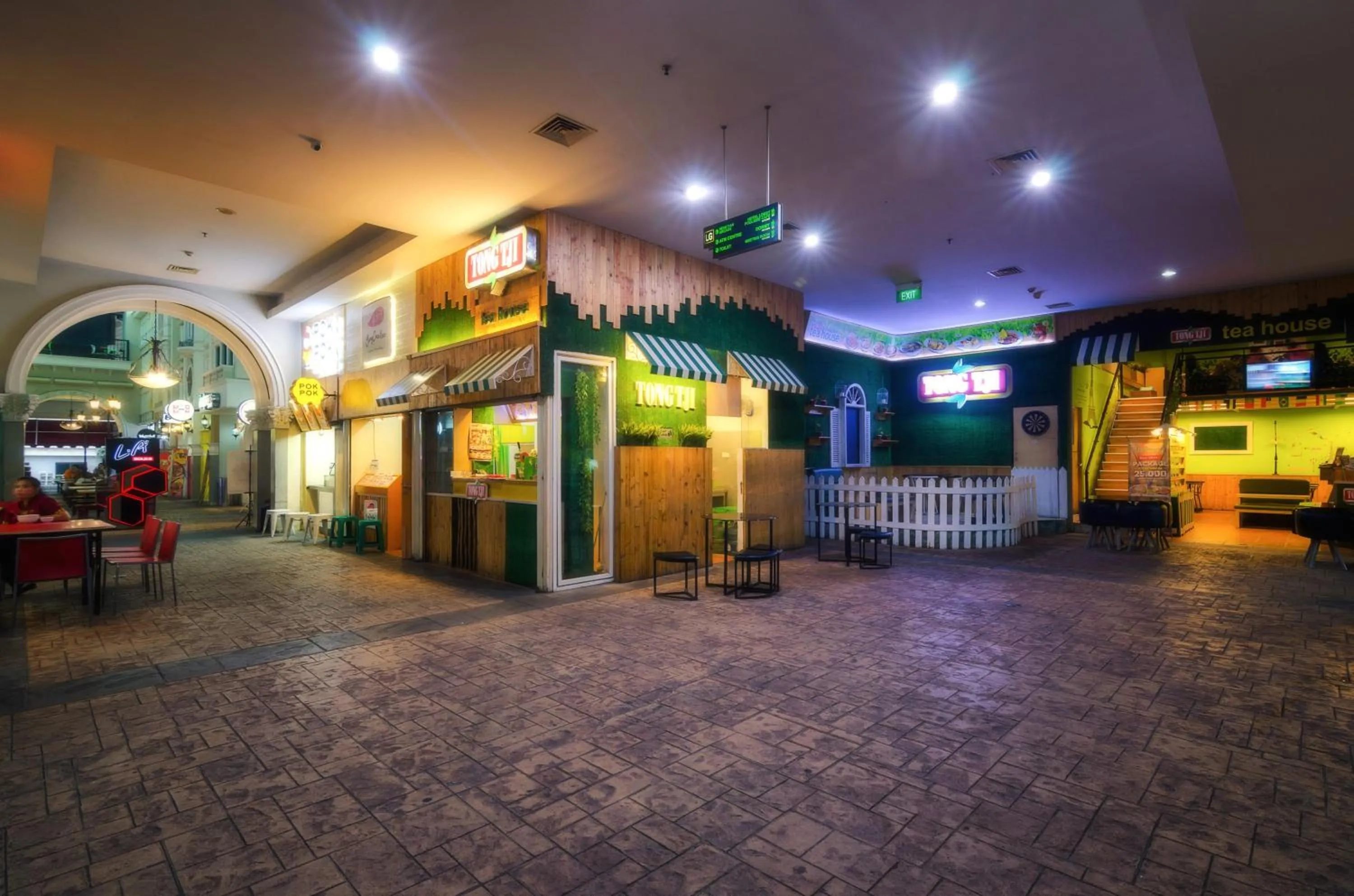 Restaurant/places to eat in The Square Surabaya Hotel