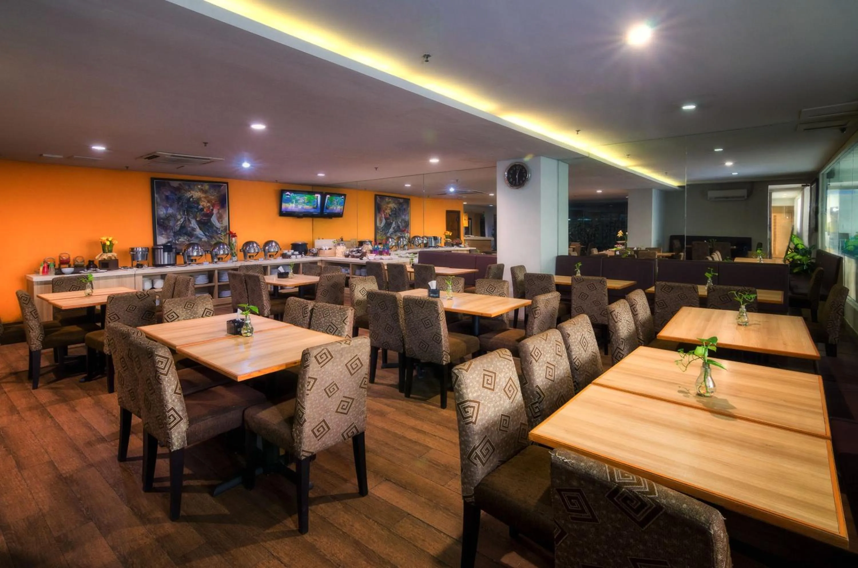 Restaurant/places to eat in The Square Surabaya Hotel