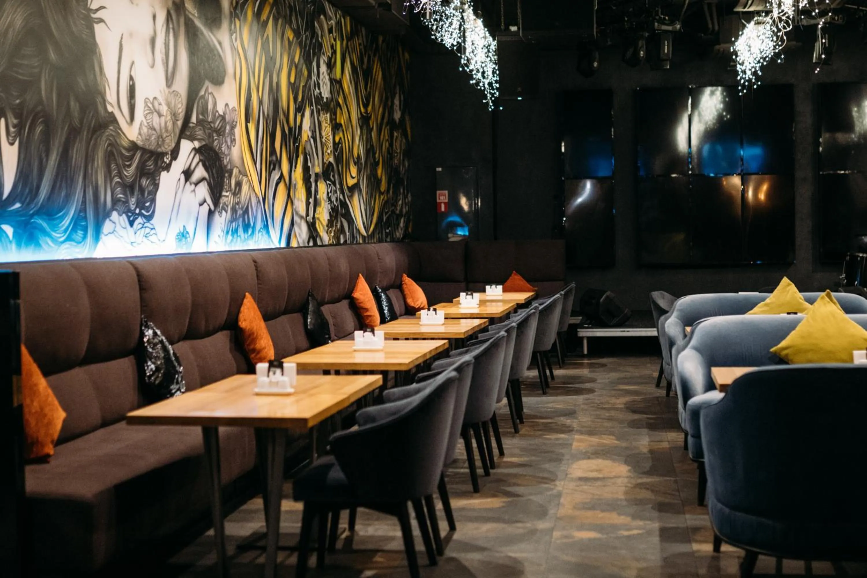 Restaurant/places to eat in Favor Park Hotel