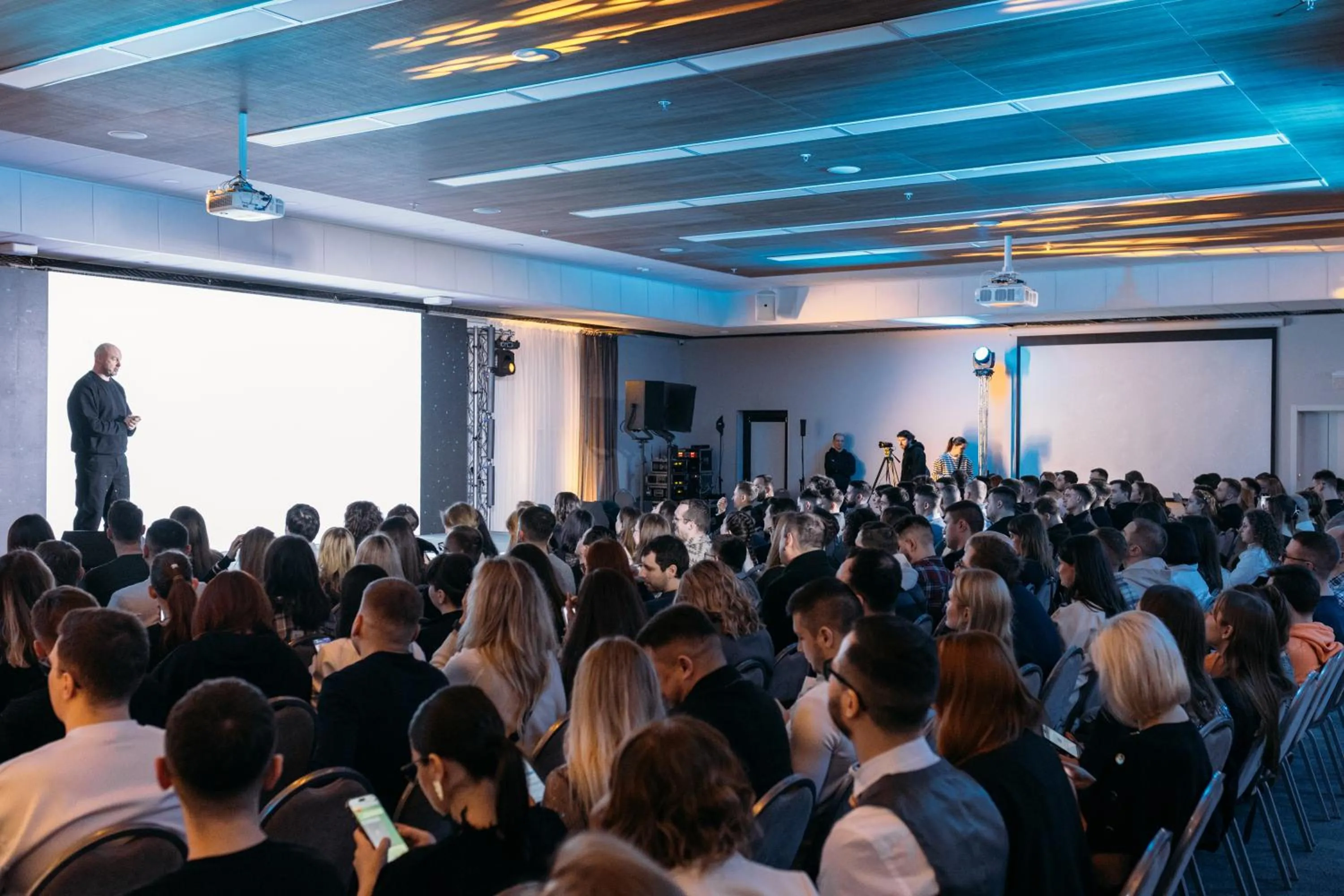 People in Favor Park Hotel