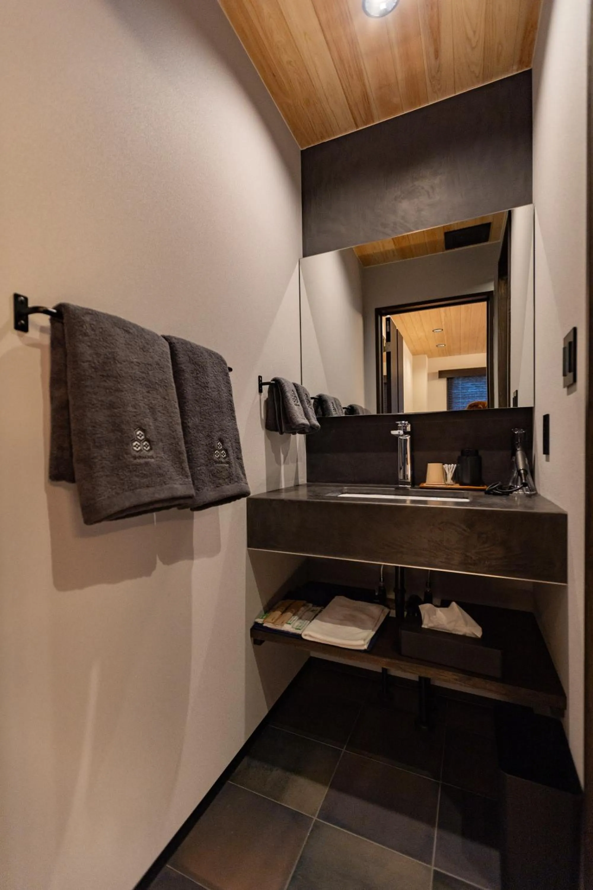 Photo of the whole room in Shirakaba