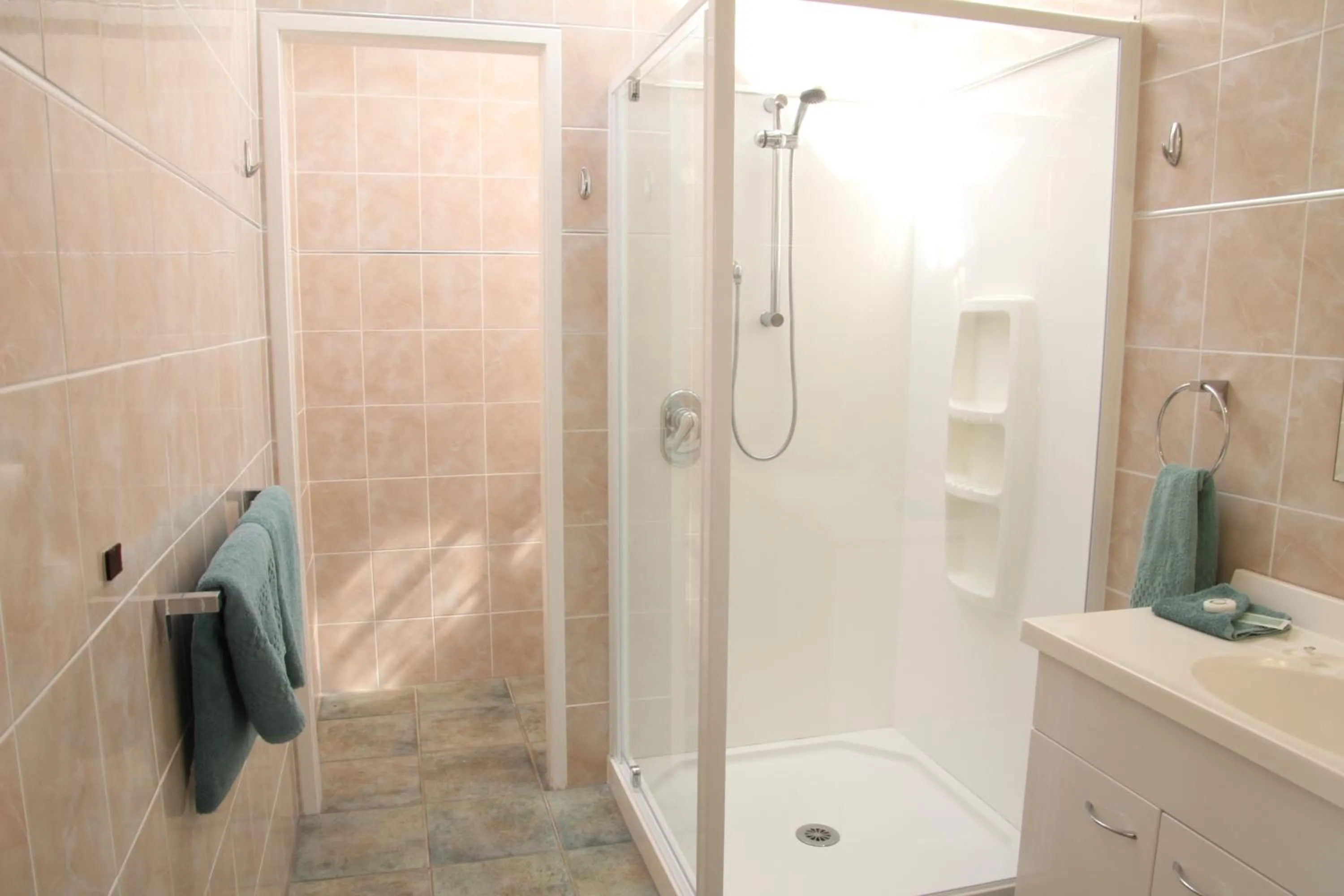 Shower in Cook's Lookout Motel